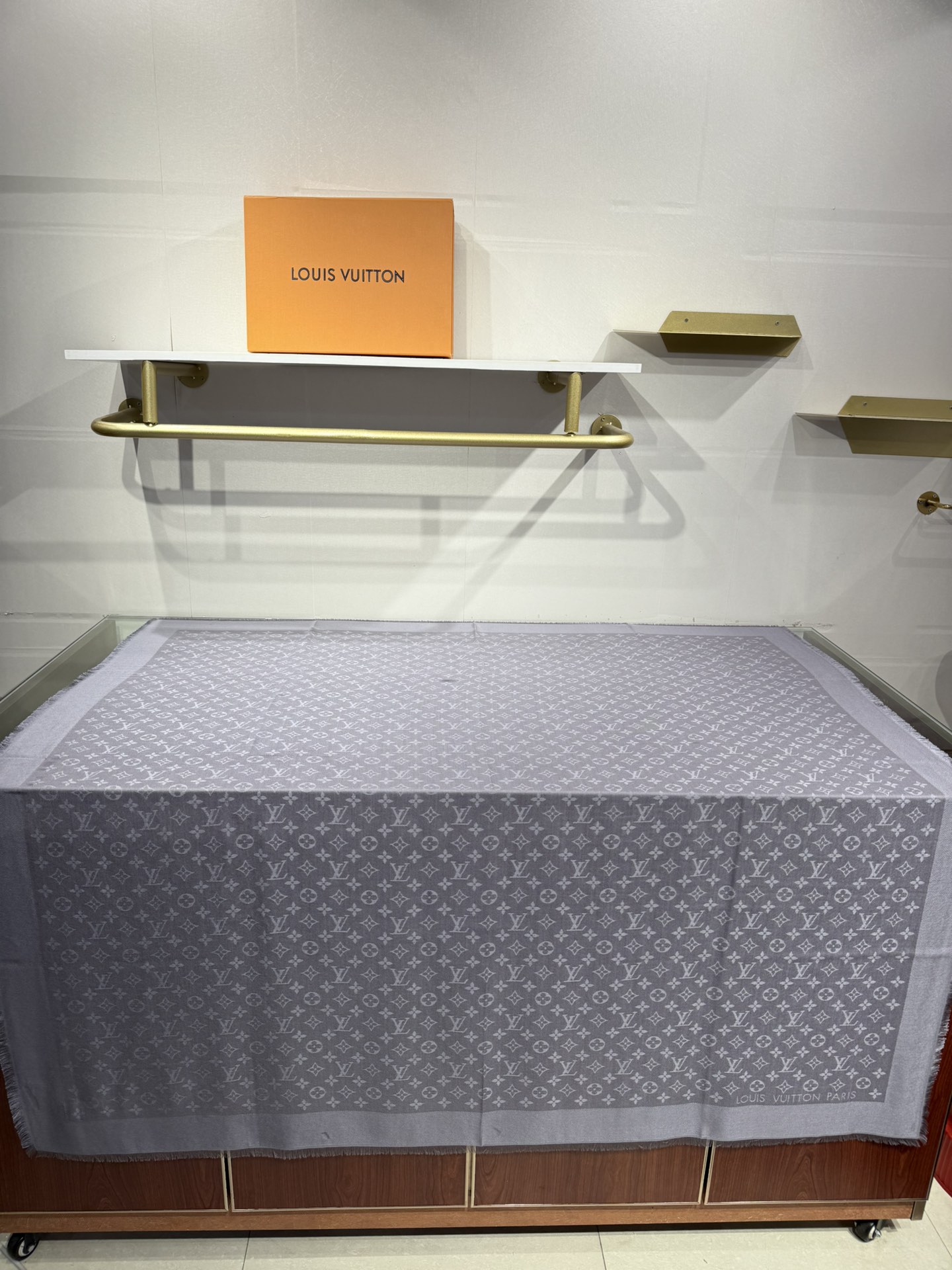 💟王牌口碑经典披肩，必入❗️围巾界的头牌鼻祖，姐妹们怎么都得给自己整一条‼️十六个色✨LV经典老花无银线