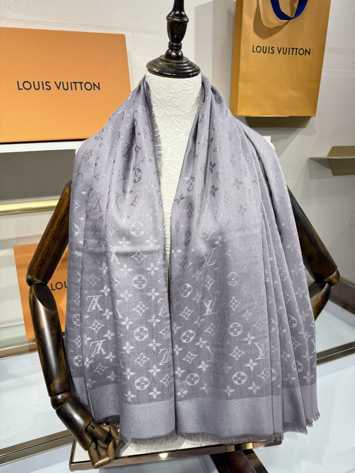 💟王牌口碑经典披肩，必入❗️围巾界的头牌鼻祖，姐妹们怎么都得给自己整一条‼️十六个色✨LV经典老花无银线