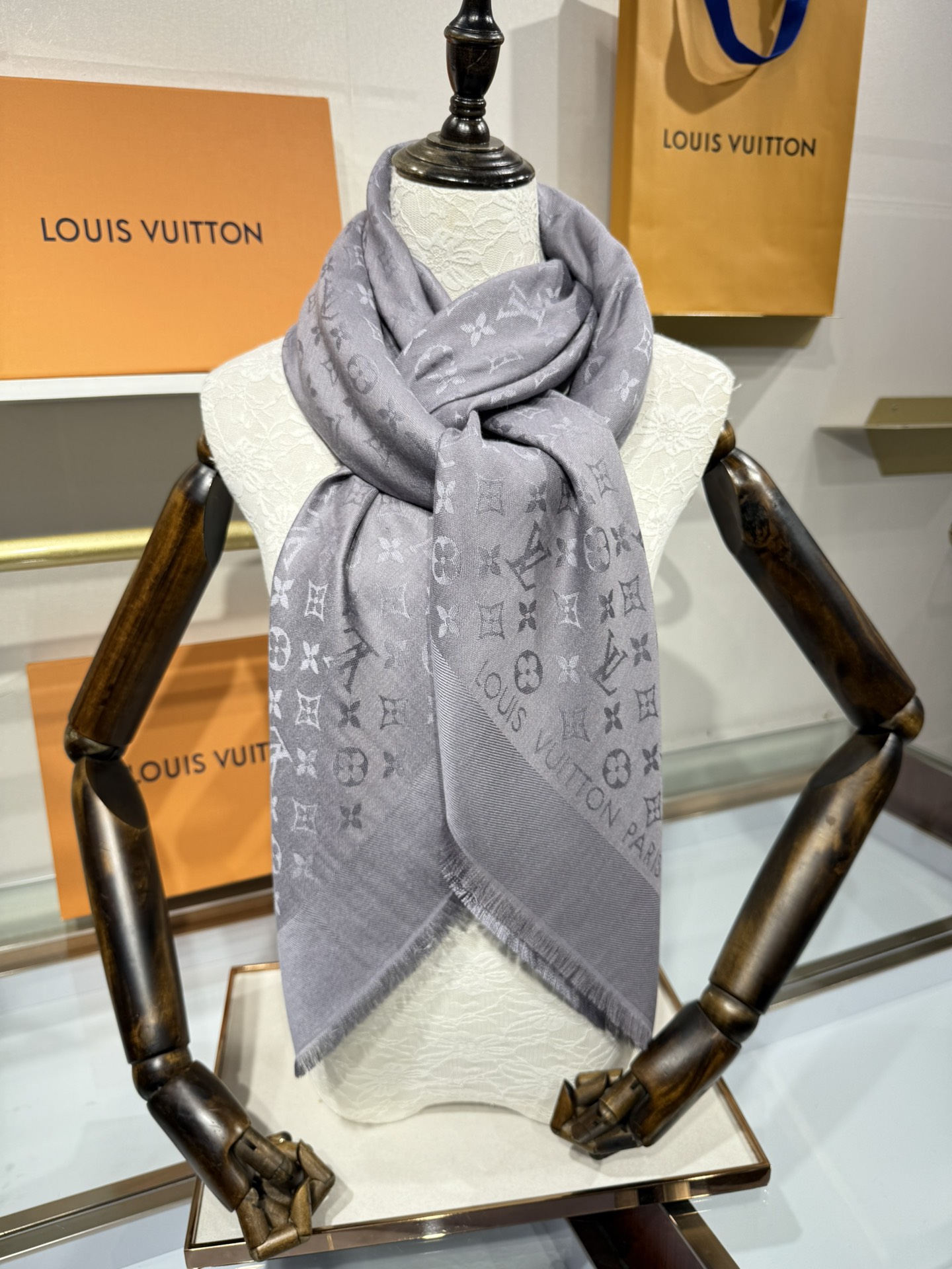 💟王牌口碑经典披肩，必入❗️围巾界的头牌鼻祖，姐妹们怎么都得给自己整一条‼️十六个色✨LV经典老花无银线