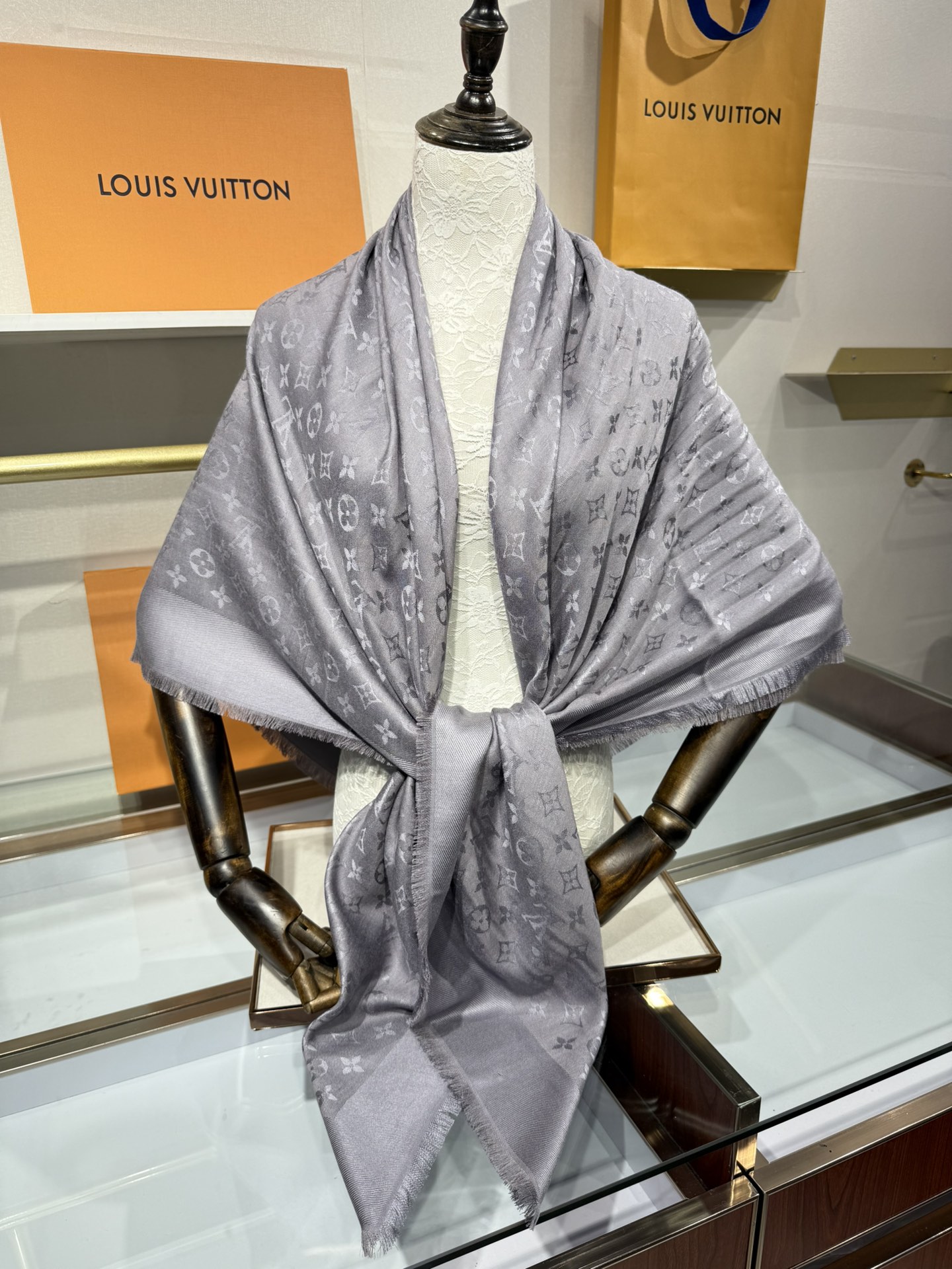 💟王牌口碑经典披肩，必入❗️围巾界的头牌鼻祖，姐妹们怎么都得给自己整一条‼️十六个色✨LV经典老花无银线