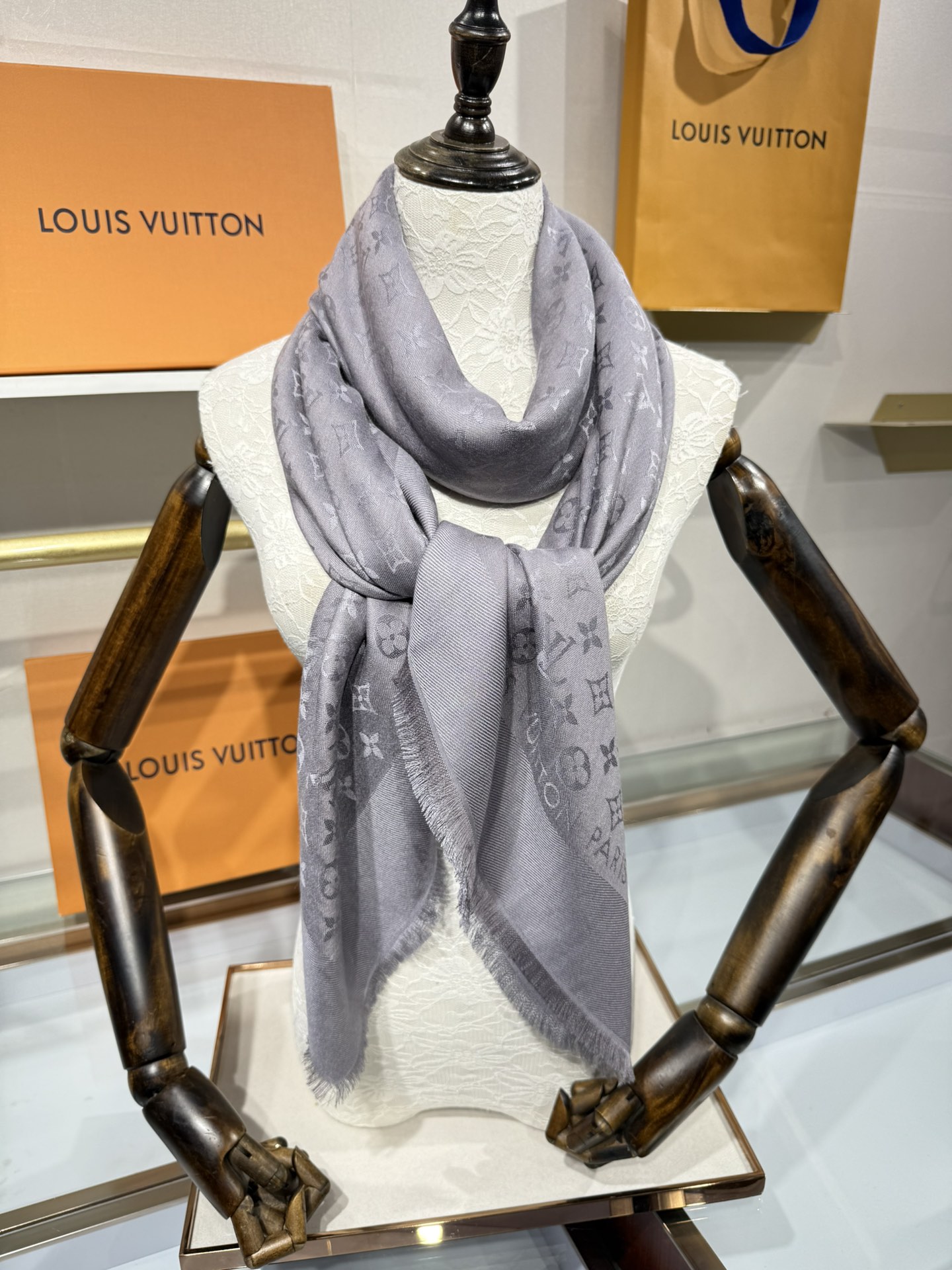 💟王牌口碑经典披肩，必入❗️围巾界的头牌鼻祖，姐妹们怎么都得给自己整一条‼️十六个色✨LV经典老花无银线