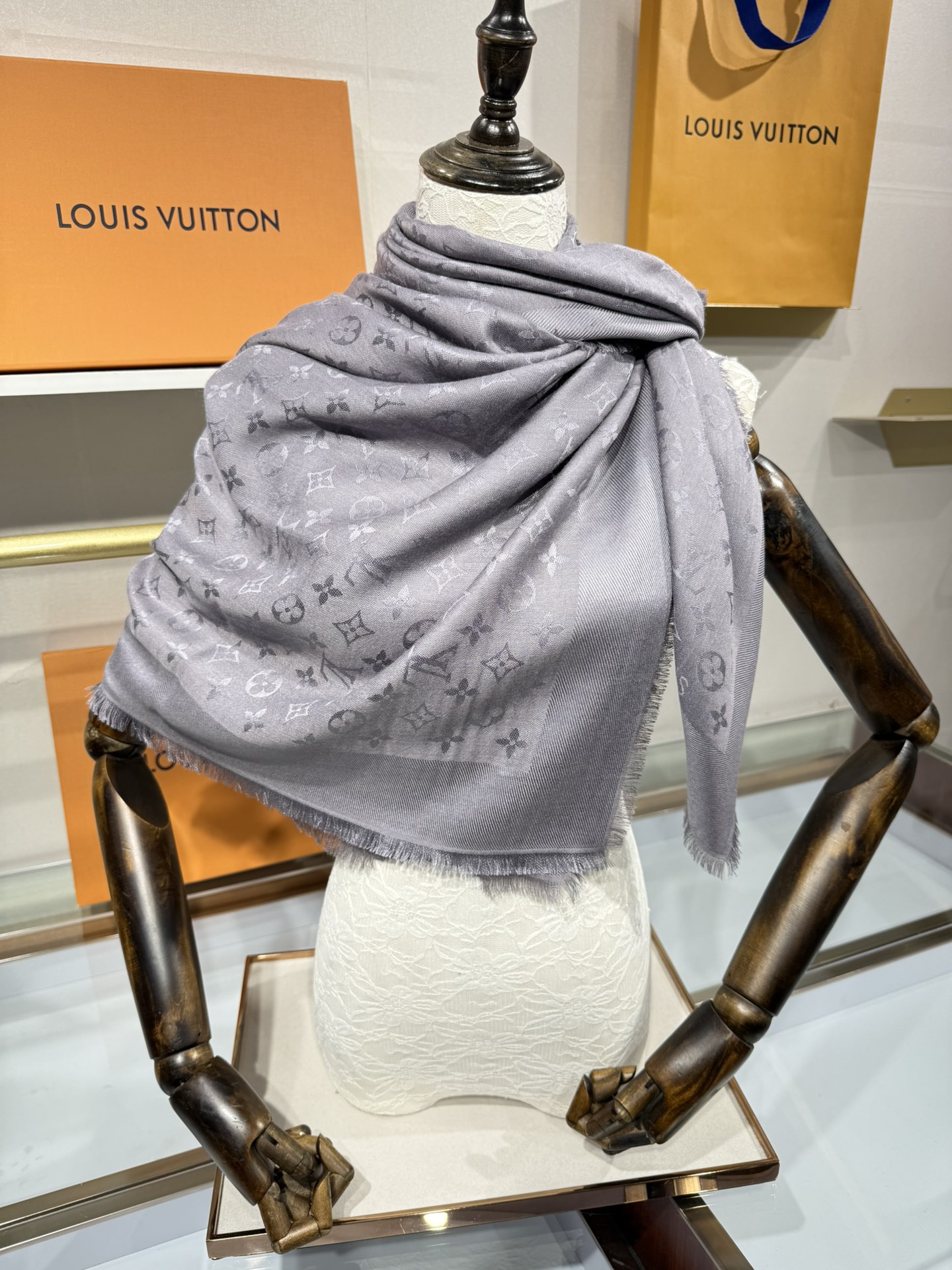 💟王牌口碑经典披肩，必入❗️围巾界的头牌鼻祖，姐妹们怎么都得给自己整一条‼️十六个色✨LV经典老花无银线