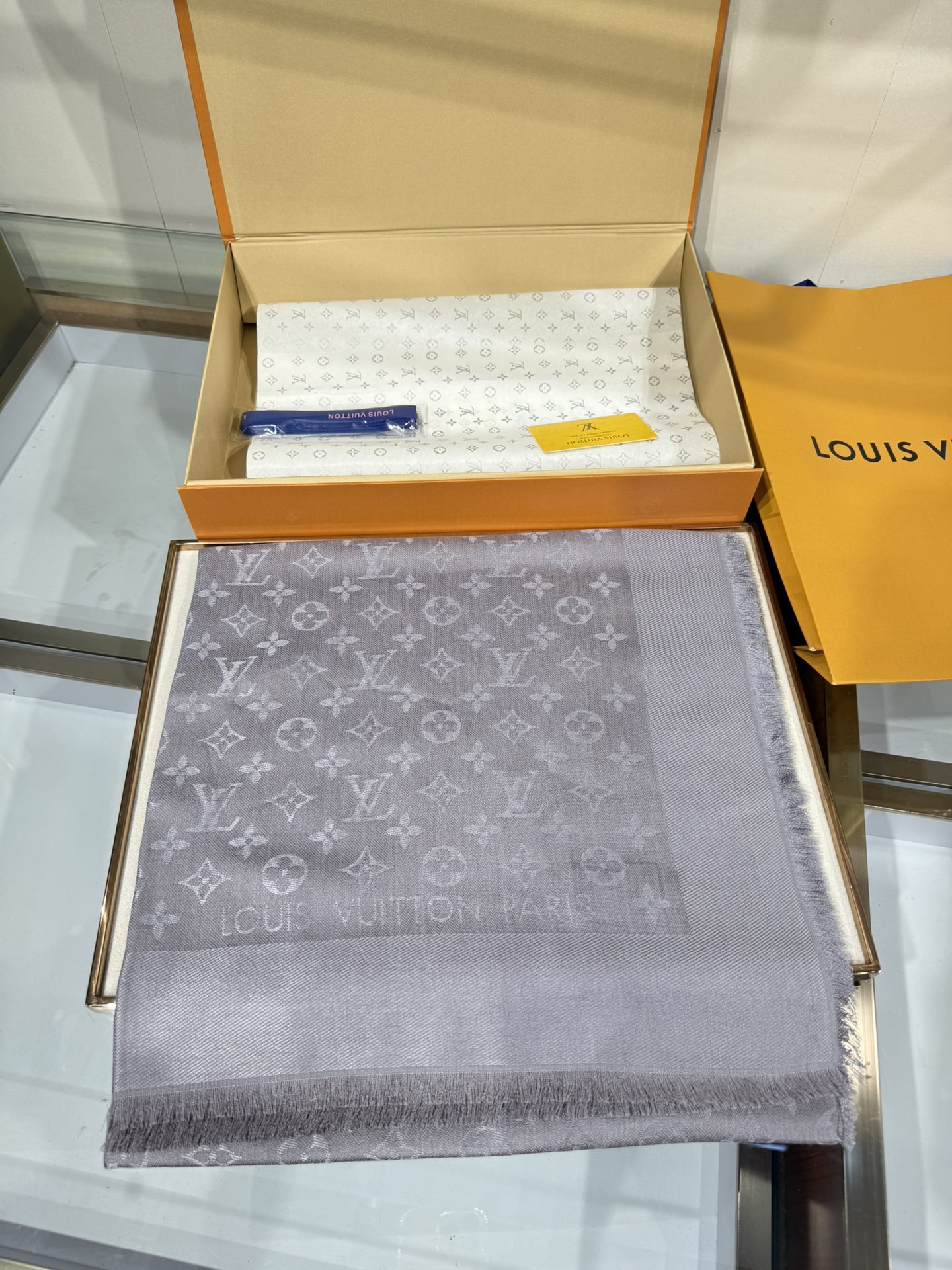 💟王牌口碑经典披肩，必入❗️围巾界的头牌鼻祖，姐妹们怎么都得给自己整一条‼️十六个色✨LV经典老花无银线