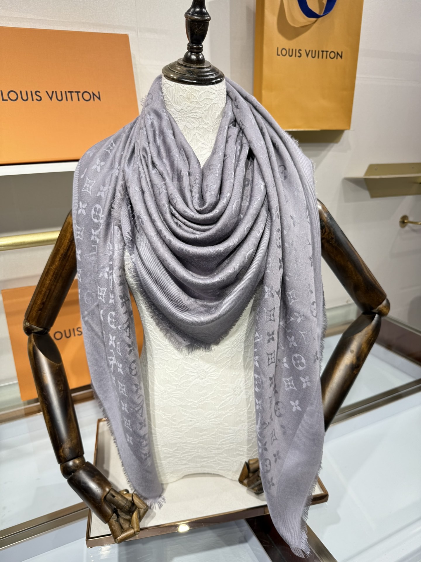 💟王牌口碑经典披肩，必入❗️围巾界的头牌鼻祖，姐妹们怎么都得给自己整一条‼️十六个色✨LV经典老花无银线