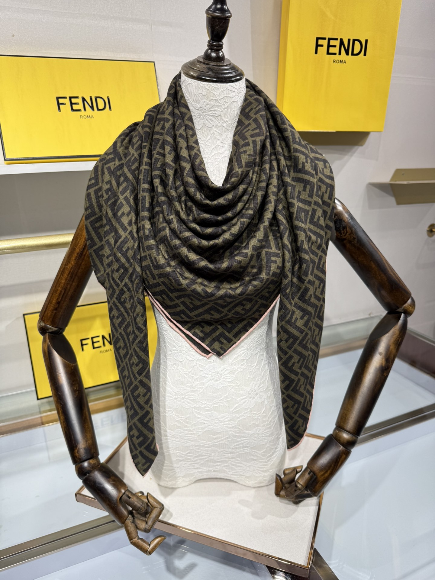 💟2025年秋冬新款💖💖💃🏻💃🏻芬迪家 丝羊绒方巾‼️抢‼️VIP推荐 ‼️👍下手一定要快【高端 大爱 