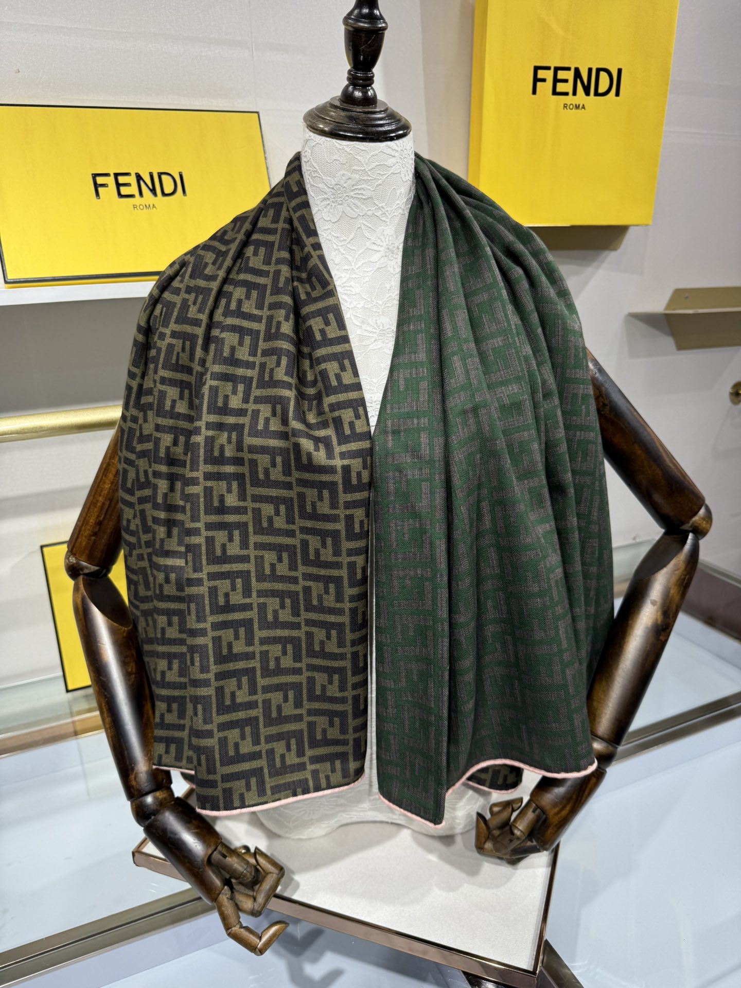 💟2025年秋冬新款💖💖💃🏻💃🏻芬迪家 丝羊绒方巾‼️抢‼️VIP推荐 ‼️👍下手一定要快【高端 大爱 