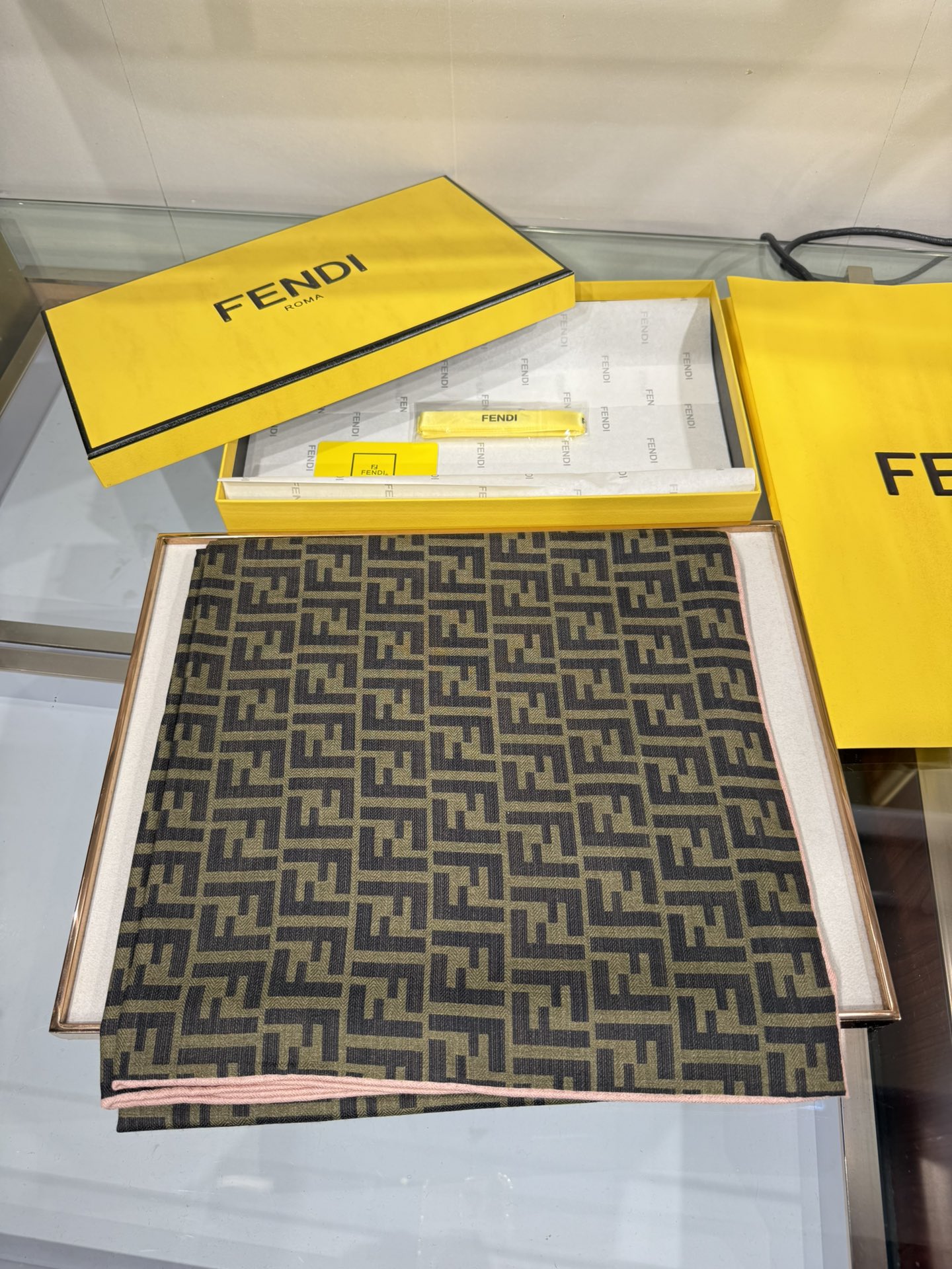 💟2025年秋冬新款💖💖💃🏻💃🏻芬迪家 丝羊绒方巾‼️抢‼️VIP推荐 ‼️👍下手一定要快【高端 大爱 