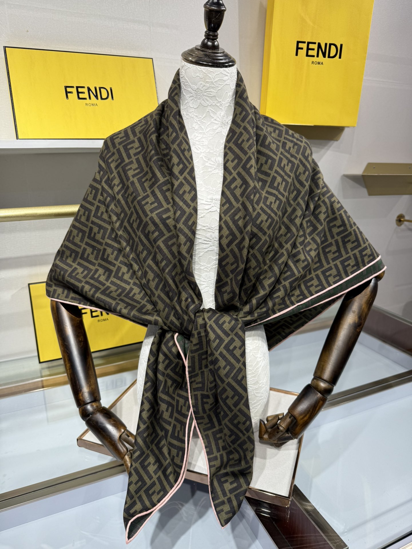 💟2025年秋冬新款💖💖💃🏻💃🏻芬迪家 丝羊绒方巾‼️抢‼️VIP推荐 ‼️👍下手一定要快【高端 大爱 