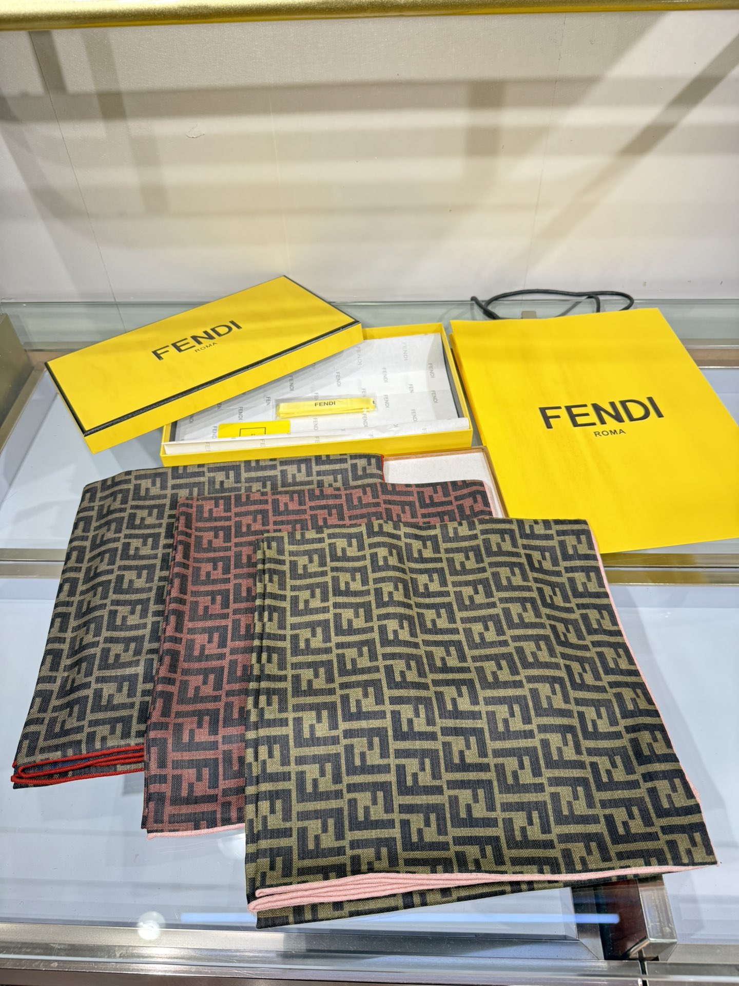 💟2025年秋冬新款💖💖💃🏻💃🏻芬迪家 丝羊绒方巾‼️抢‼️VIP推荐 ‼️👍下手一定要快【高端 大爱 