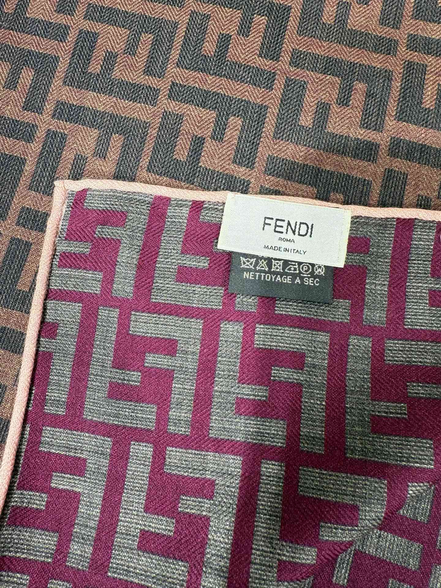 💟2025年秋冬新款💖💖💃🏻💃🏻芬迪家 丝羊绒方巾‼️抢‼️VIP推荐 ‼️👍下手一定要快【高端 大爱 