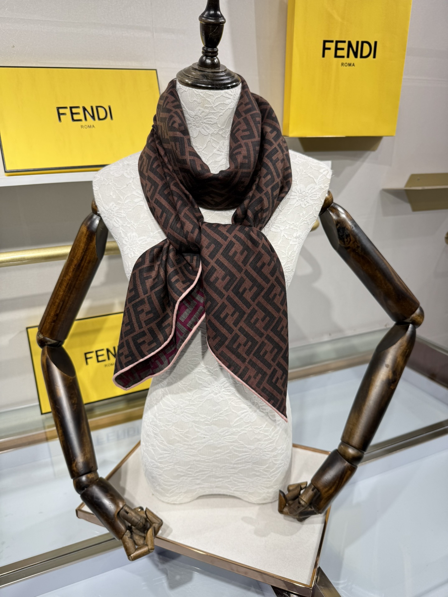 💟2025年秋冬新款💖💖💃🏻💃🏻芬迪家 丝羊绒方巾‼️抢‼️VIP推荐 ‼️👍下手一定要快【高端 大爱 