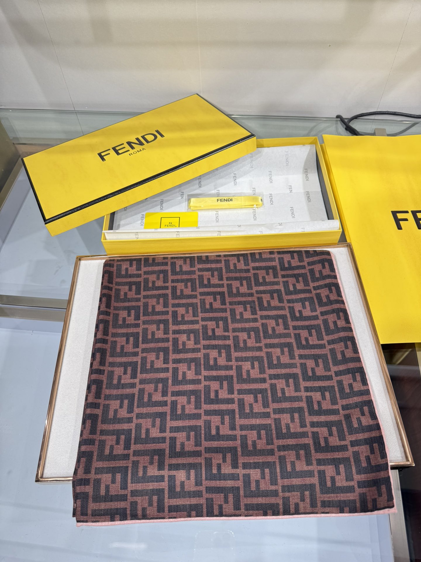 💟2025年秋冬新款💖💖💃🏻💃🏻芬迪家 丝羊绒方巾‼️抢‼️VIP推荐 ‼️👍下手一定要快【高端 大爱 