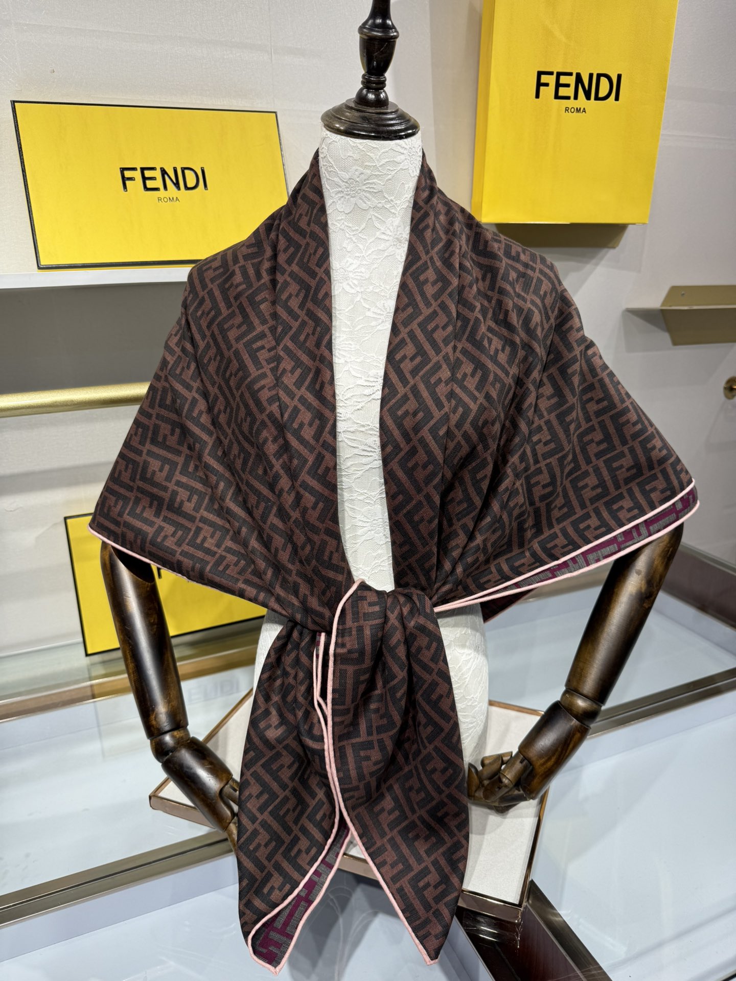 💟2025年秋冬新款💖💖💃🏻💃🏻芬迪家 丝羊绒方巾‼️抢‼️VIP推荐 ‼️👍下手一定要快【高端 大爱 