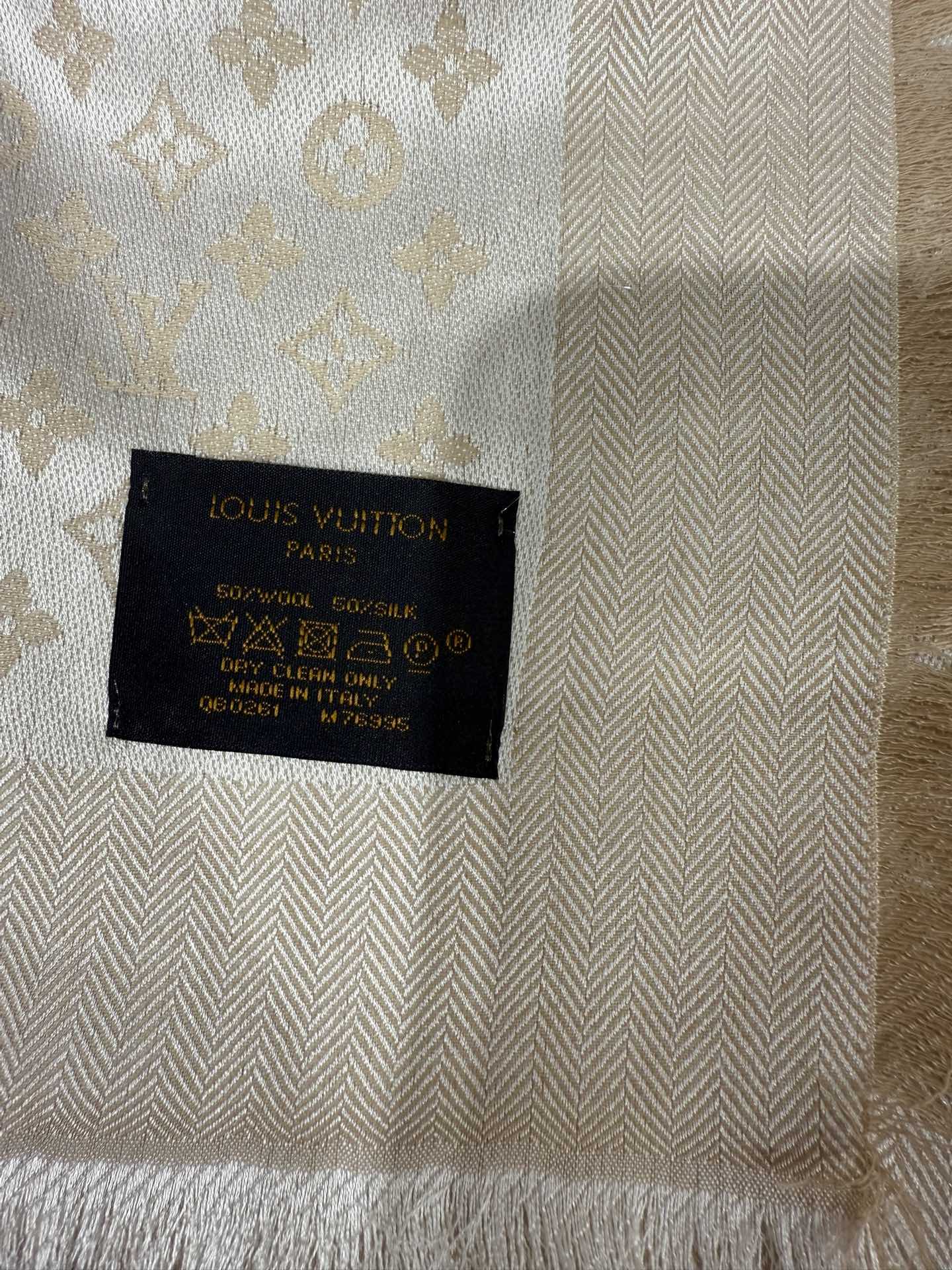 💟王牌口碑经典披肩，必入❗️围巾界的头牌鼻祖，姐妹们怎么都得给自己整一条‼️十六个色✨LV经典老花无银线