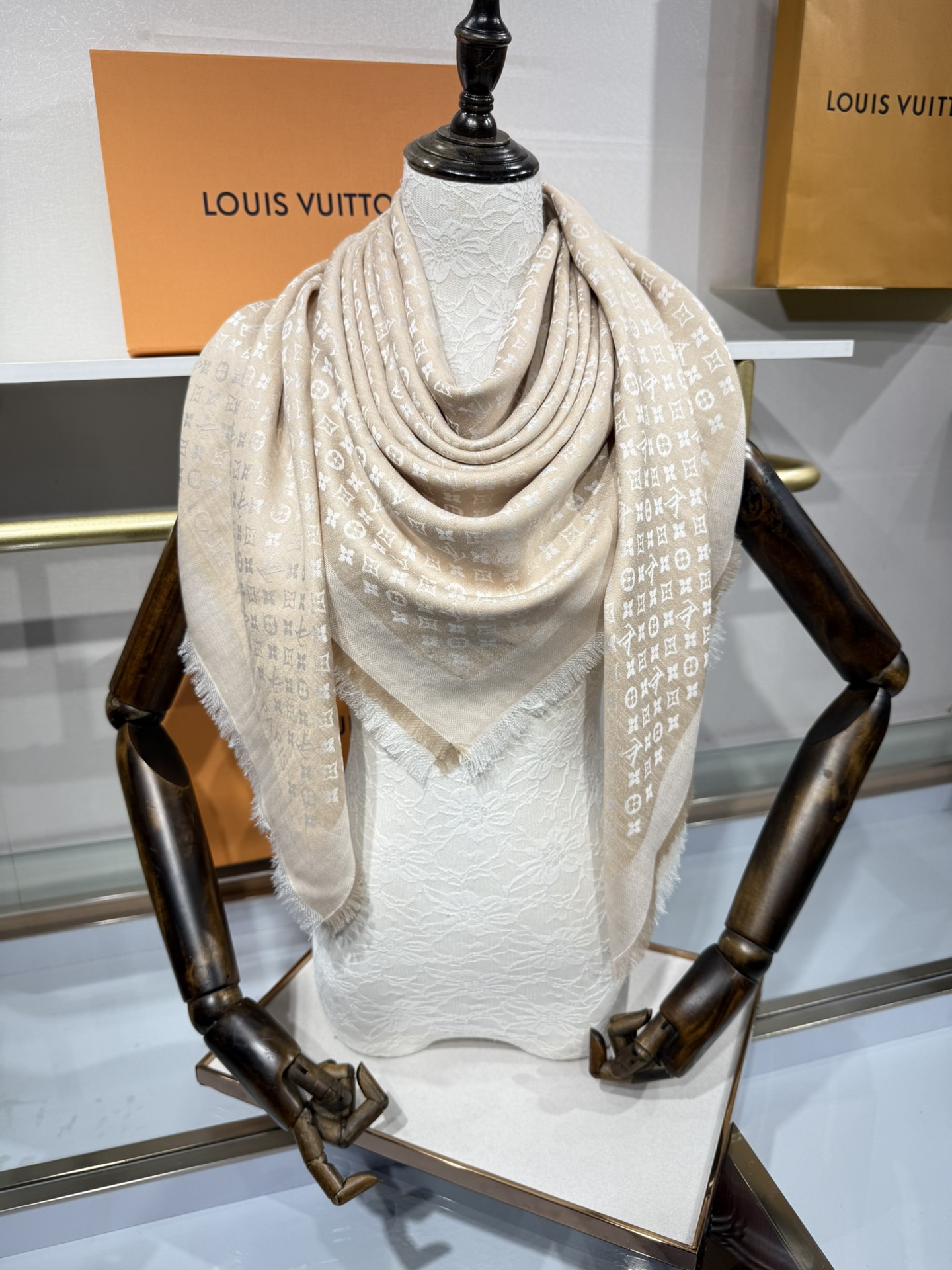 💟王牌口碑经典披肩，必入❗️围巾界的头牌鼻祖，姐妹们怎么都得给自己整一条‼️十六个色✨LV经典老花无银线