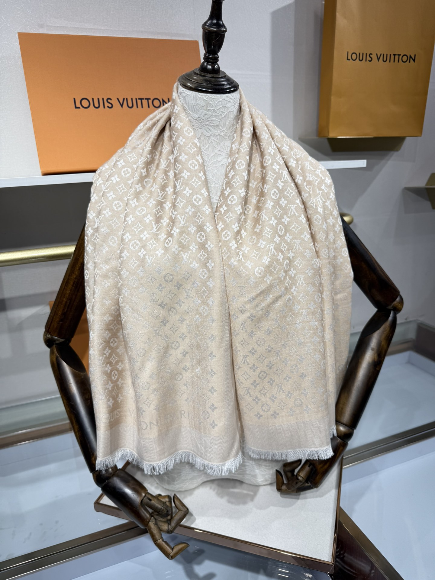 💟王牌口碑经典披肩，必入❗️围巾界的头牌鼻祖，姐妹们怎么都得给自己整一条‼️十六个色✨LV经典老花无银线