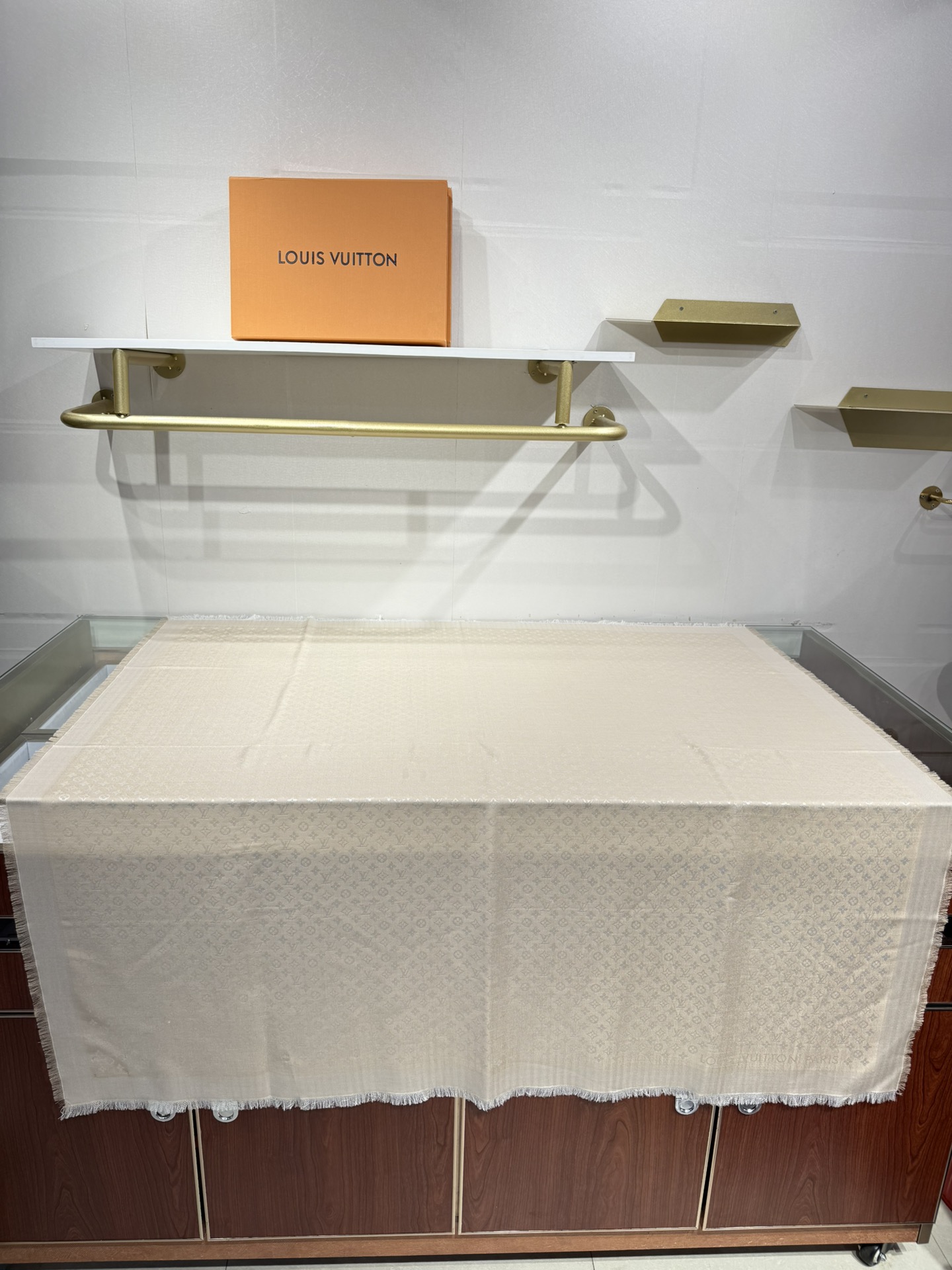 💟王牌口碑经典披肩，必入❗️围巾界的头牌鼻祖，姐妹们怎么都得给自己整一条‼️十六个色✨LV经典老花无银线