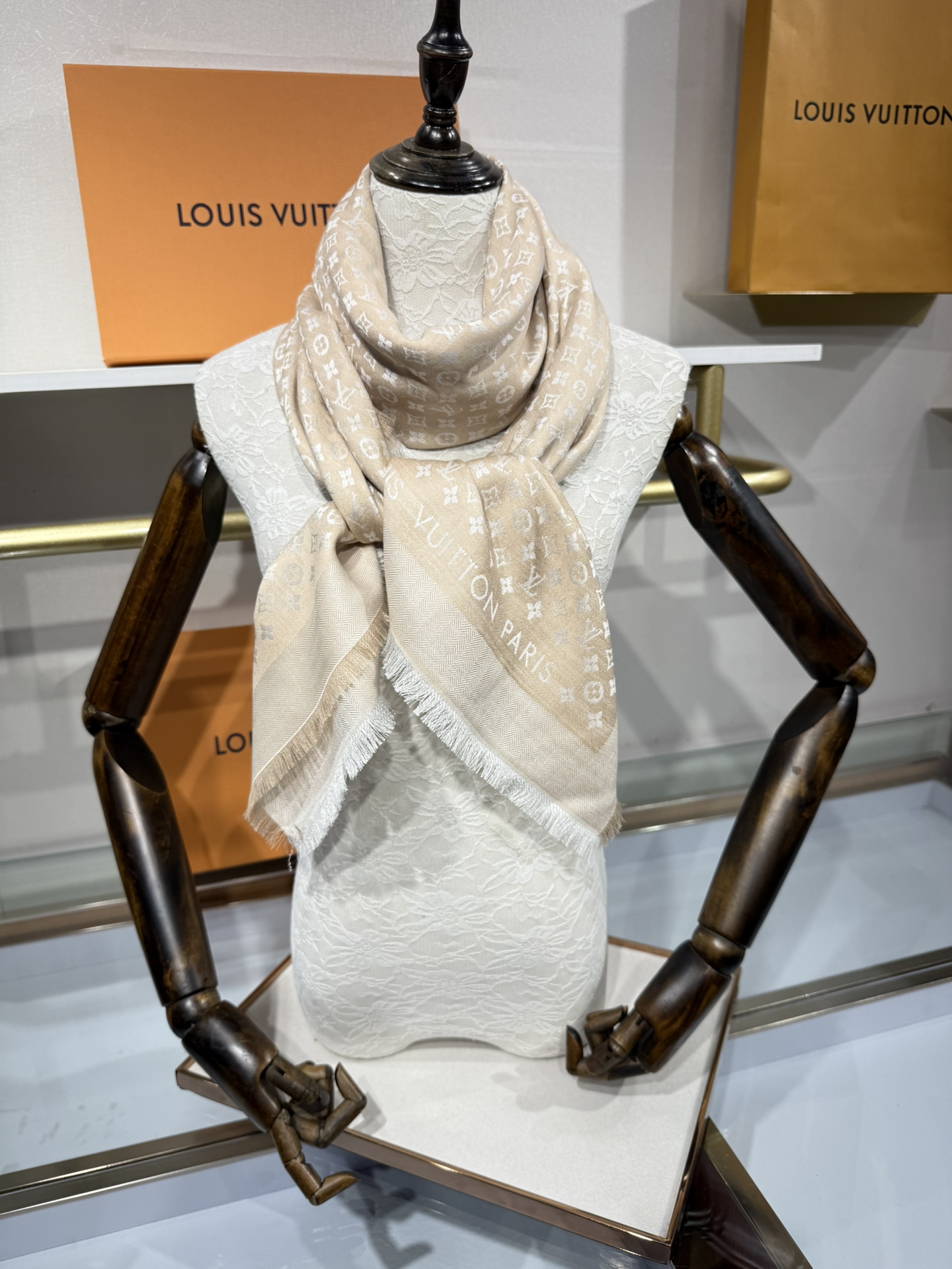 💟王牌口碑经典披肩，必入❗️围巾界的头牌鼻祖，姐妹们怎么都得给自己整一条‼️十六个色✨LV经典老花无银线