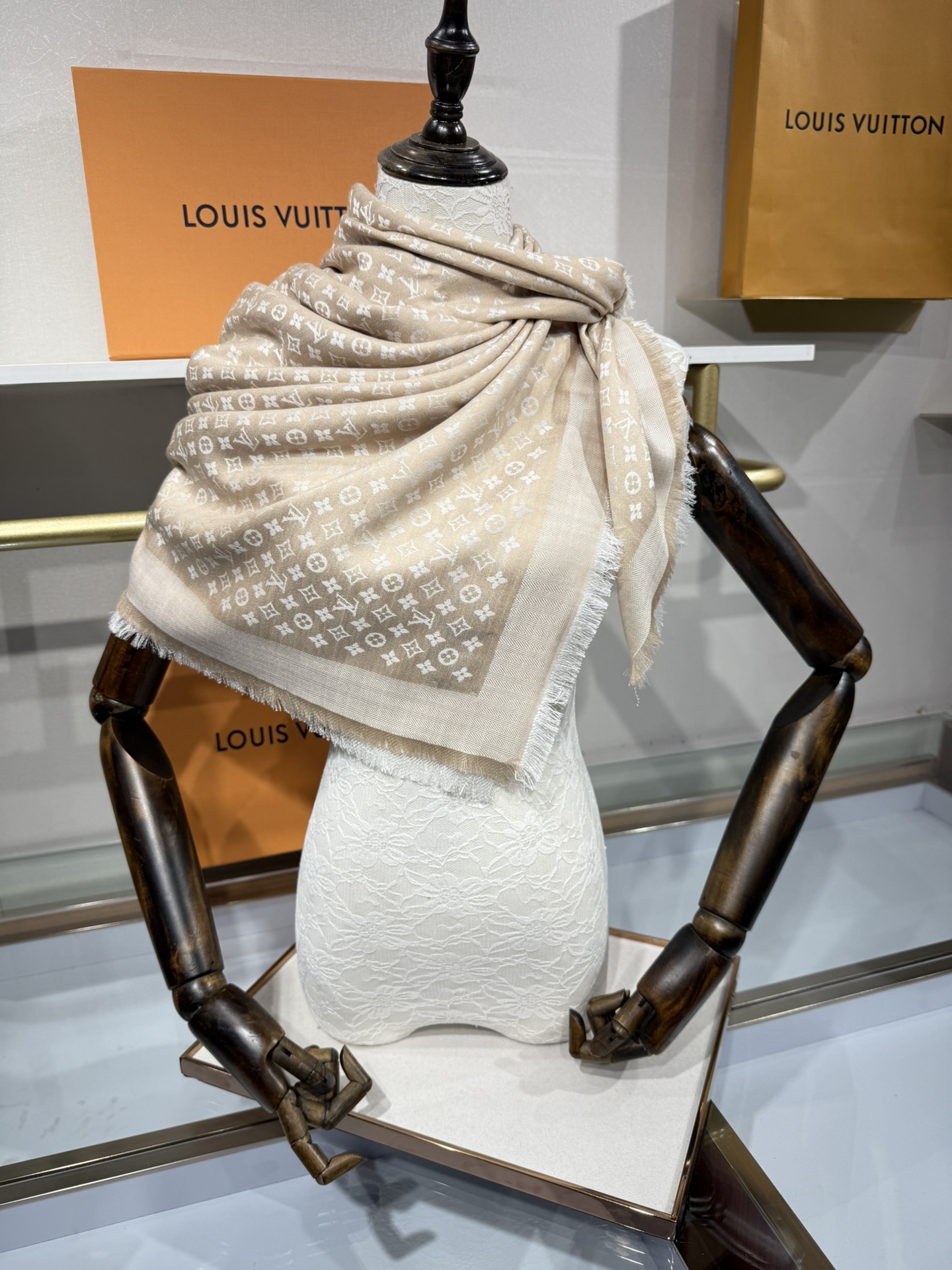 💟王牌口碑经典披肩，必入❗️围巾界的头牌鼻祖，姐妹们怎么都得给自己整一条‼️十六个色✨LV经典老花无银线