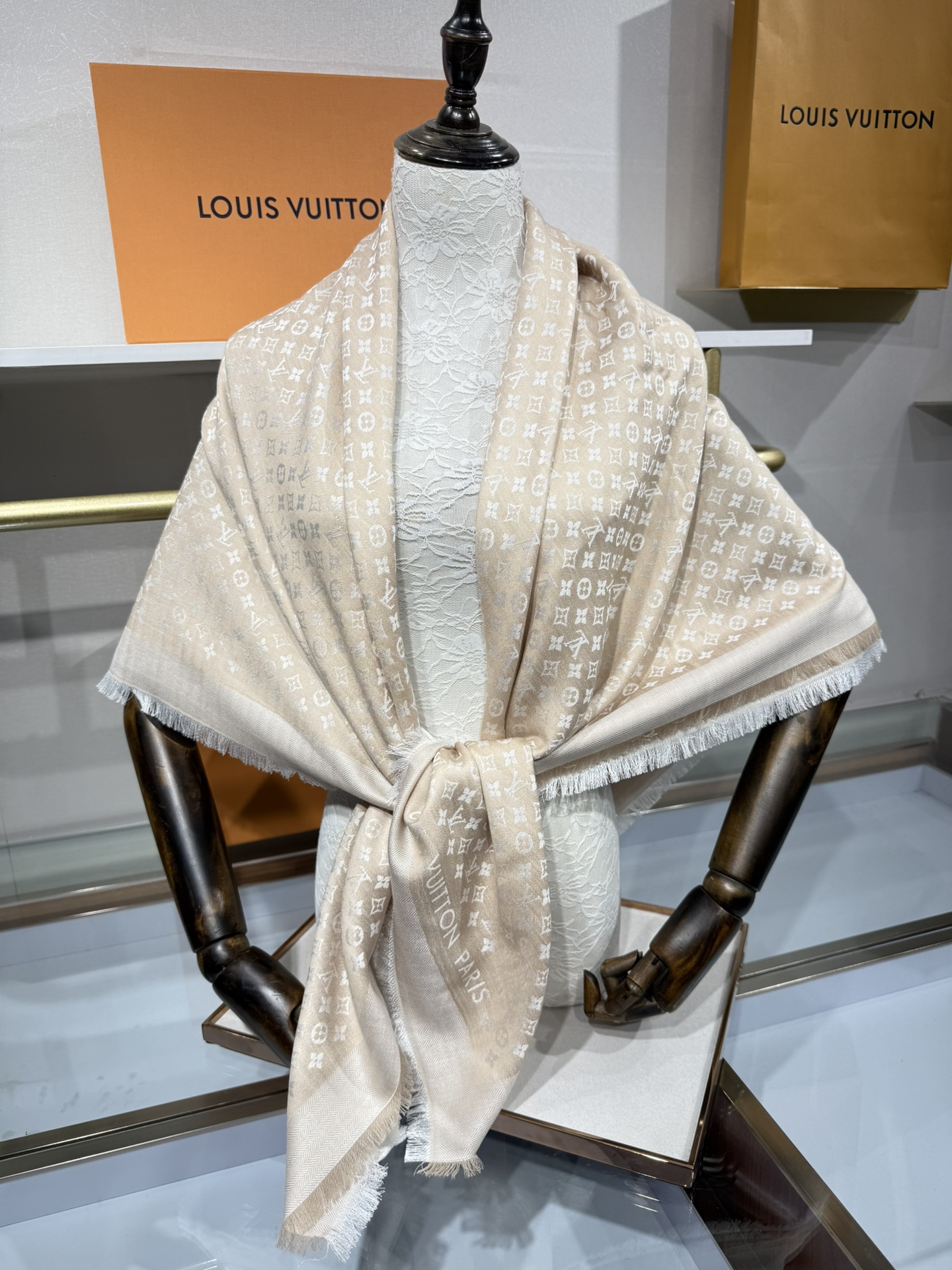 💟王牌口碑经典披肩，必入❗️围巾界的头牌鼻祖，姐妹们怎么都得给自己整一条‼️十六个色✨LV经典老花无银线