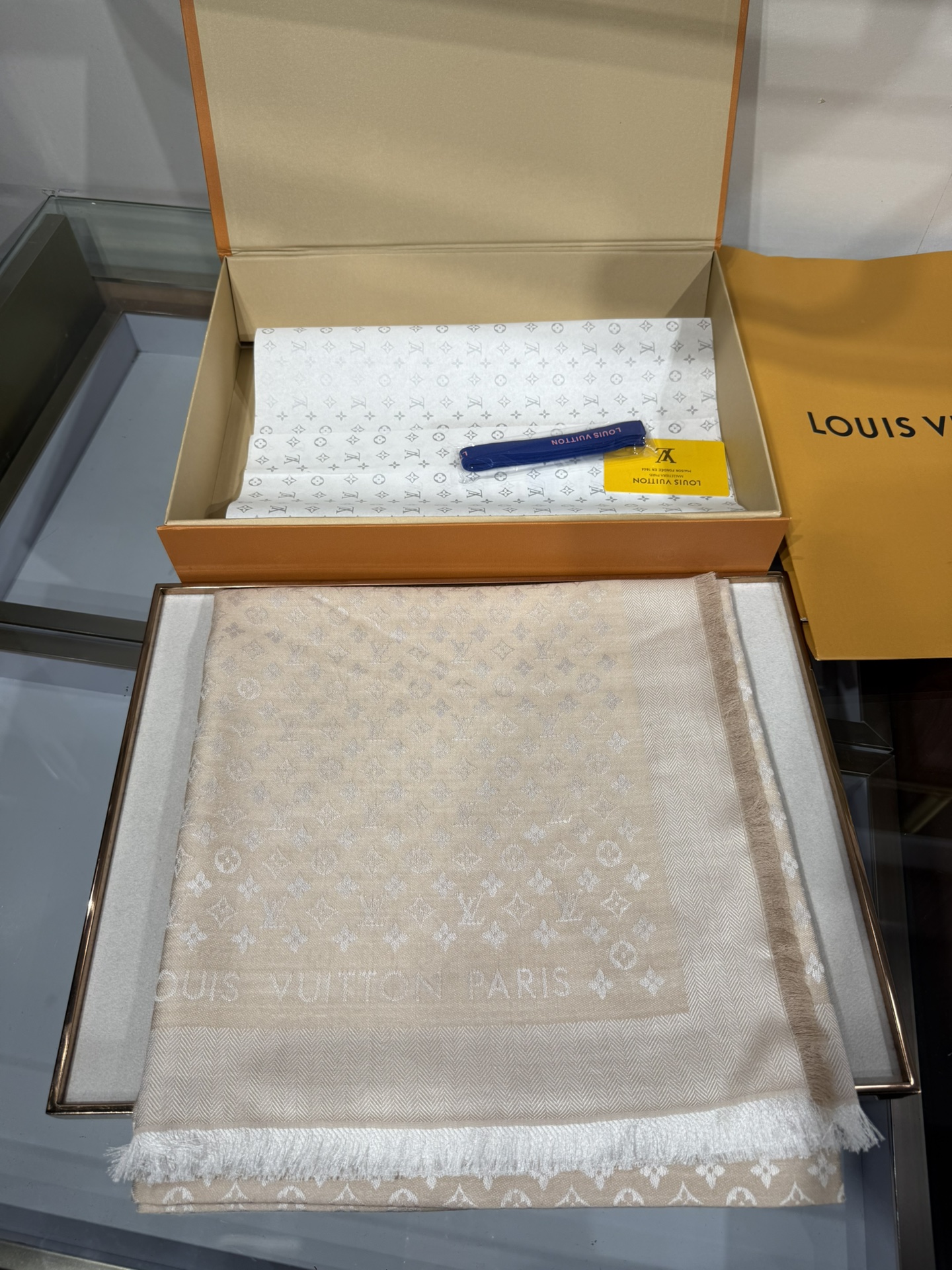 💟王牌口碑经典披肩，必入❗️围巾界的头牌鼻祖，姐妹们怎么都得给自己整一条‼️十六个色✨LV经典老花无银线