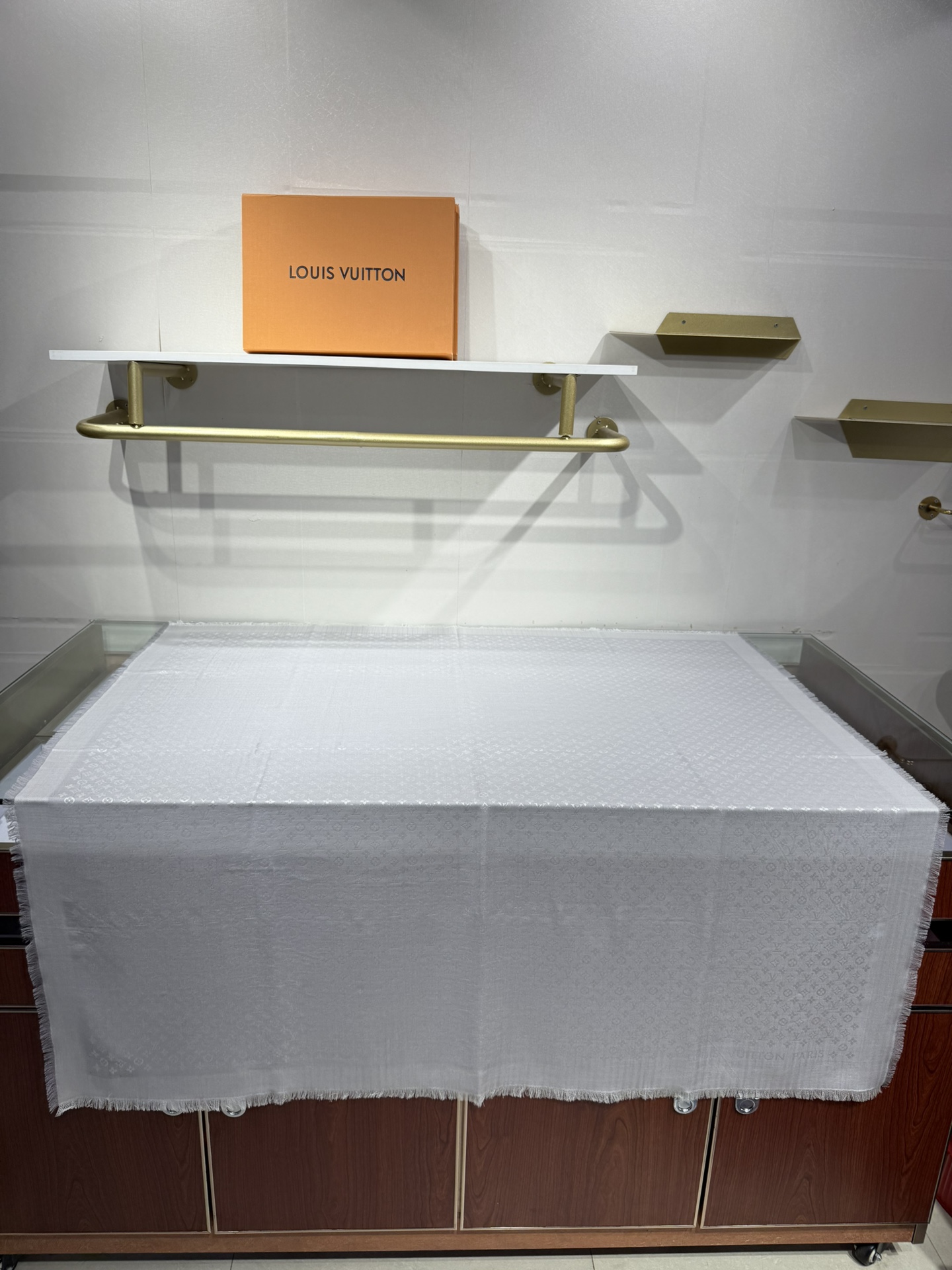 💟王牌口碑经典披肩，必入❗️围巾界的头牌鼻祖，姐妹们怎么都得给自己整一条‼️十六个色✨LV经典老花无银线