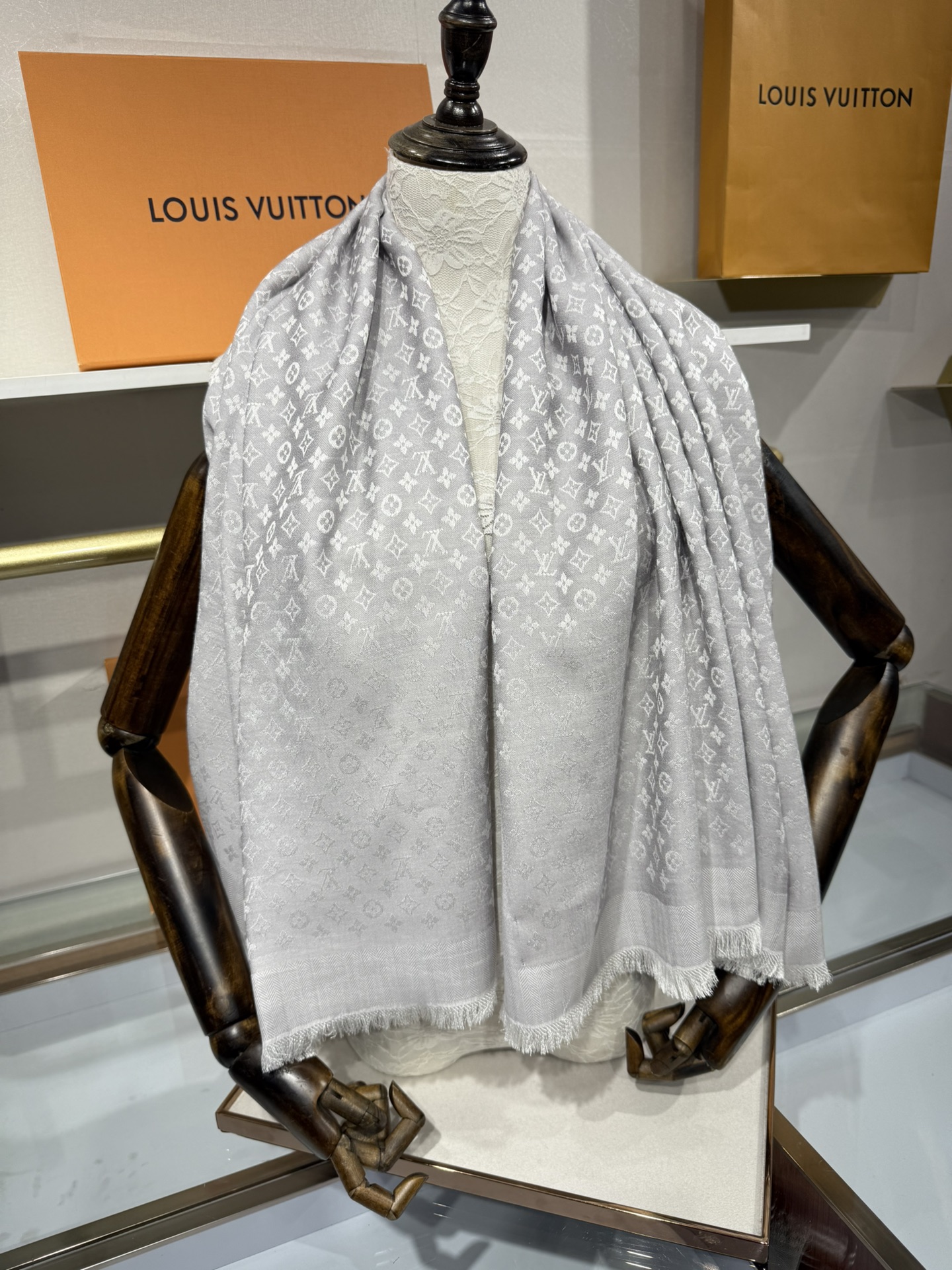 💟王牌口碑经典披肩，必入❗️围巾界的头牌鼻祖，姐妹们怎么都得给自己整一条‼️十六个色✨LV经典老花无银线