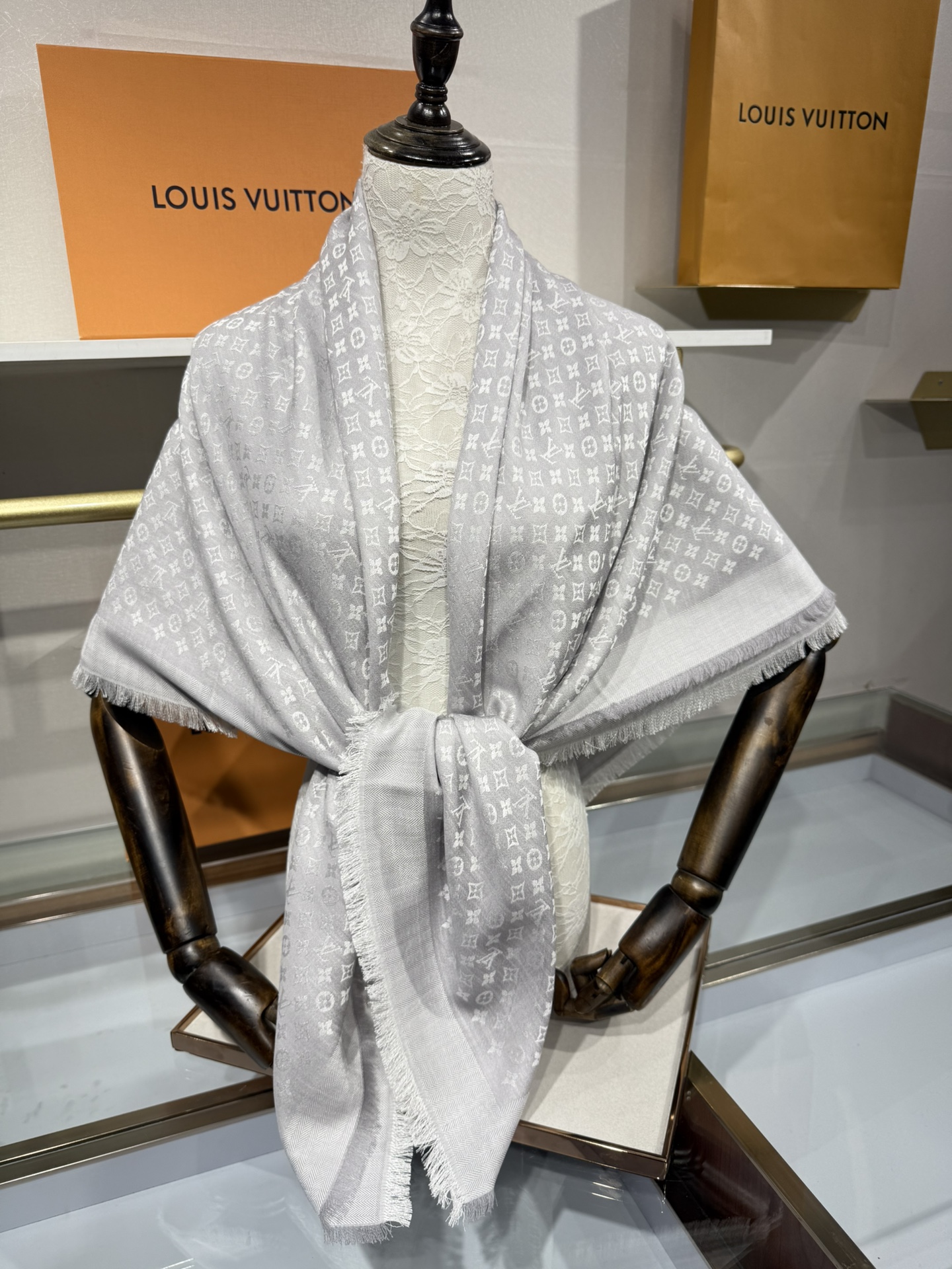 💟王牌口碑经典披肩，必入❗️围巾界的头牌鼻祖，姐妹们怎么都得给自己整一条‼️十六个色✨LV经典老花无银线