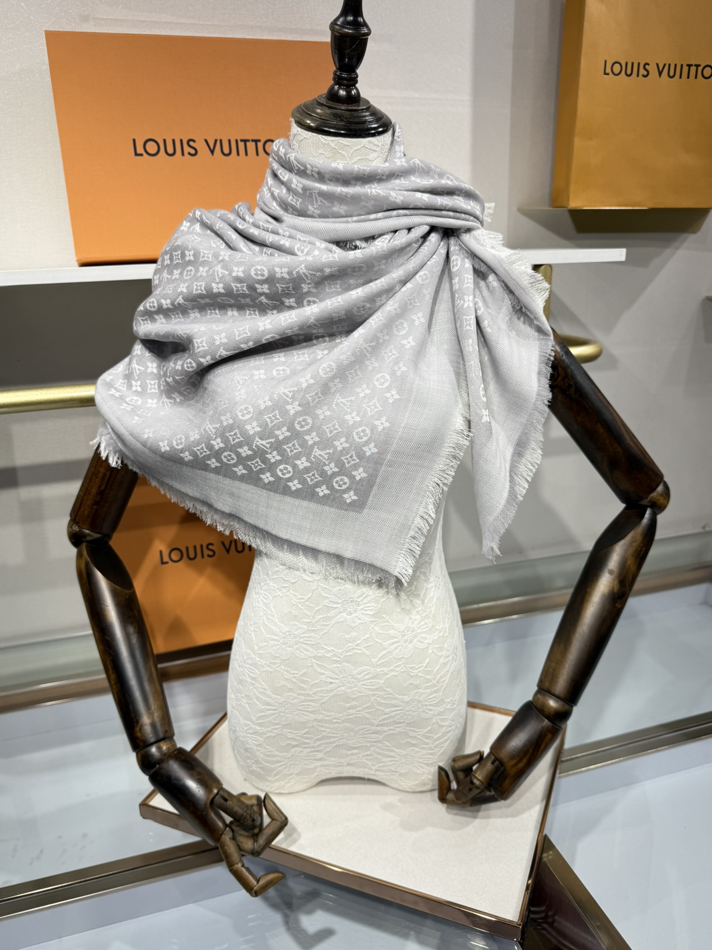 💟王牌口碑经典披肩，必入❗️围巾界的头牌鼻祖，姐妹们怎么都得给自己整一条‼️十六个色✨LV经典老花无银线