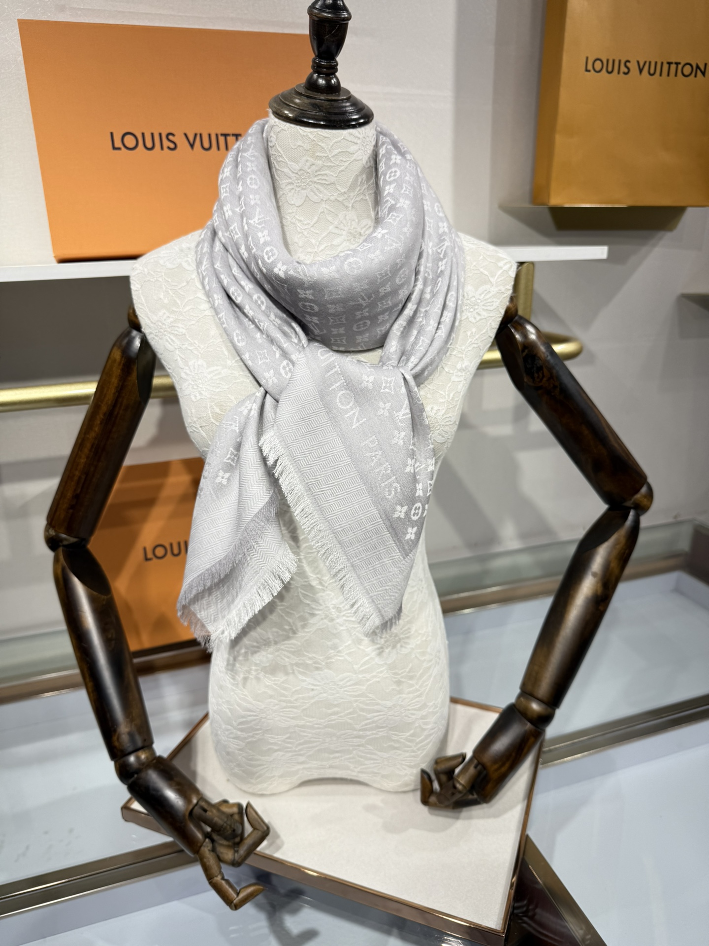 💟王牌口碑经典披肩，必入❗️围巾界的头牌鼻祖，姐妹们怎么都得给自己整一条‼️十六个色✨LV经典老花无银线