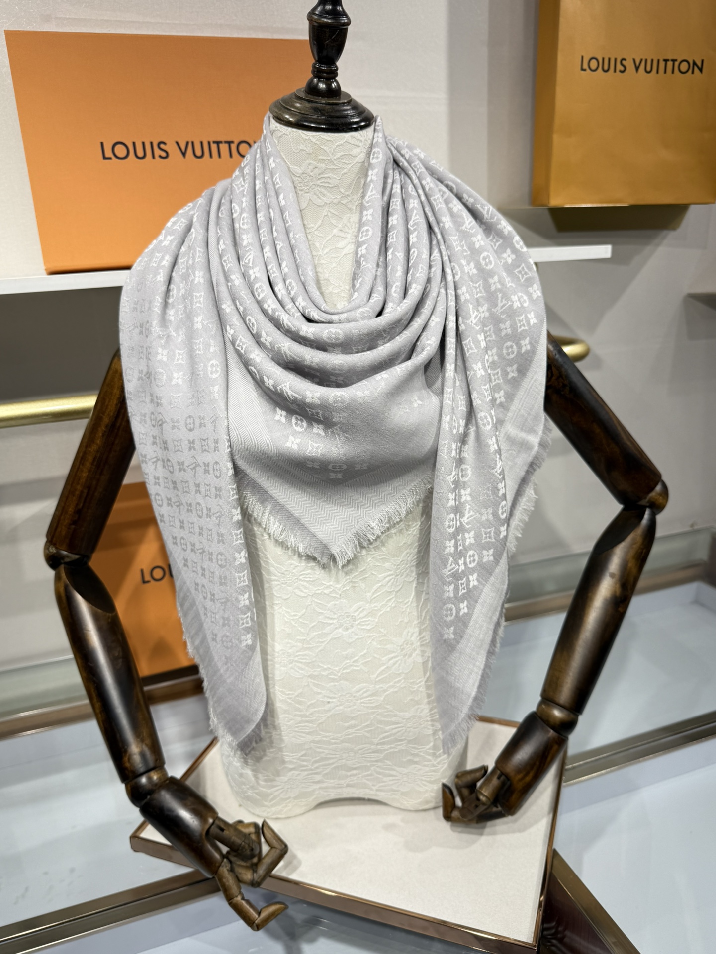 💟王牌口碑经典披肩，必入❗️围巾界的头牌鼻祖，姐妹们怎么都得给自己整一条‼️十六个色✨LV经典老花无银线