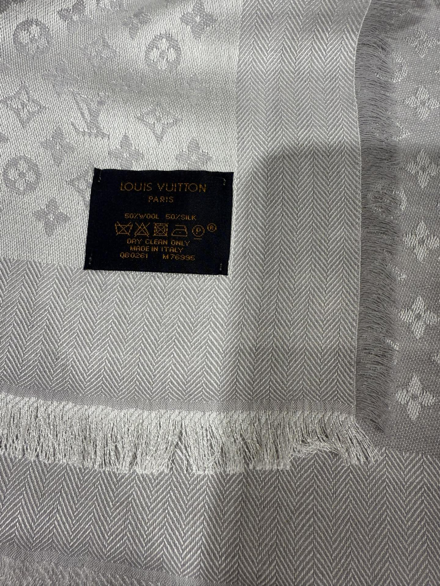 💟王牌口碑经典披肩，必入❗️围巾界的头牌鼻祖，姐妹们怎么都得给自己整一条‼️十六个色✨LV经典老花无银线