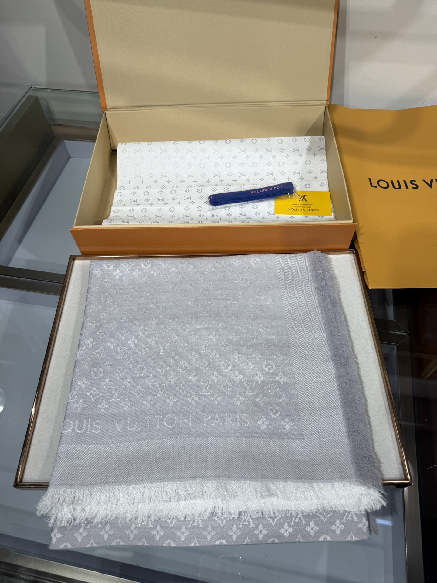 💟王牌口碑经典披肩，必入❗️围巾界的头牌鼻祖，姐妹们怎么都得给自己整一条‼️十六个色✨LV经典老花无银线