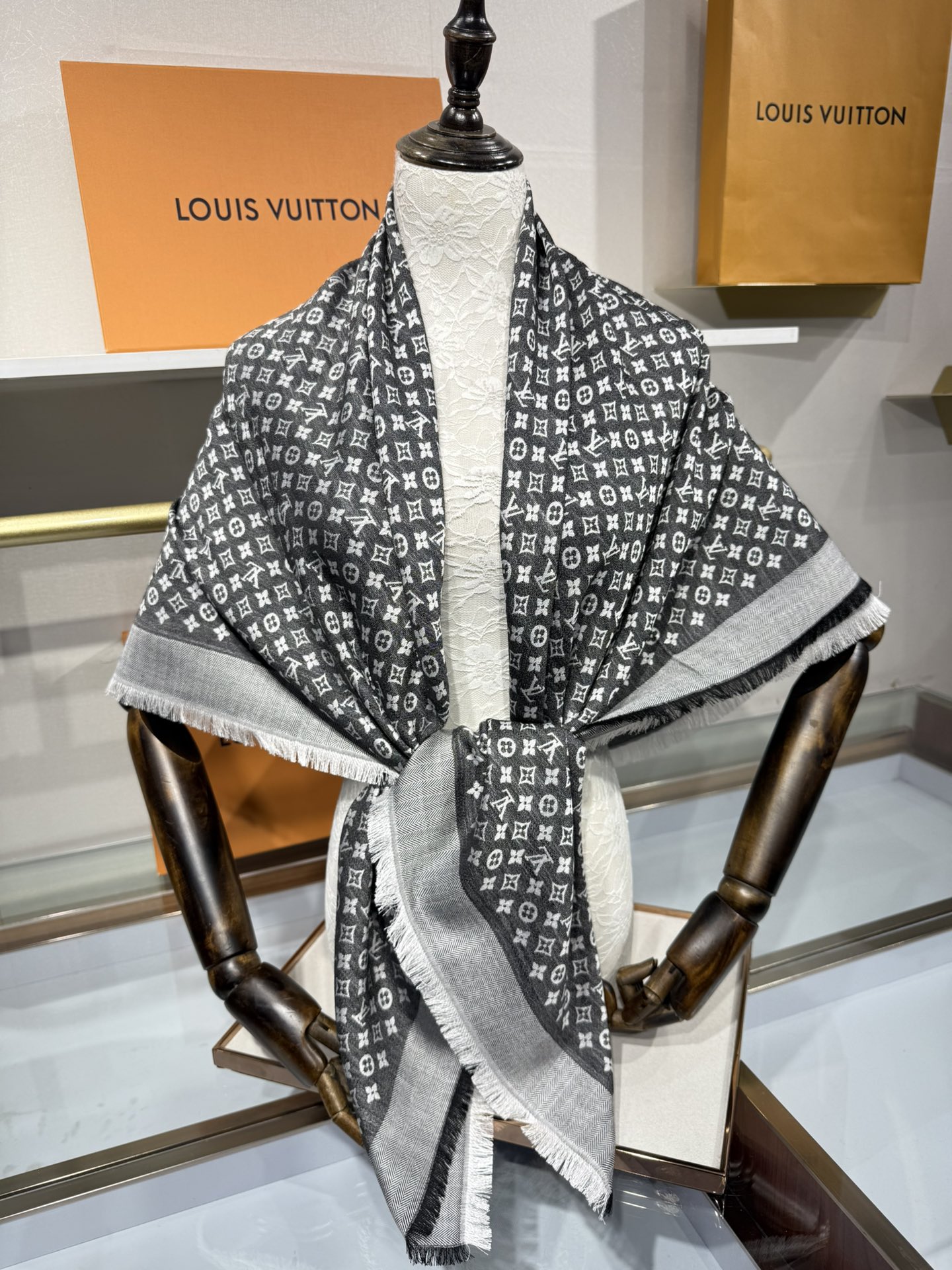 💟王牌口碑经典披肩，必入❗️围巾界的头牌鼻祖，姐妹们怎么都得给自己整一条‼️十六个色✨LV经典老花无银线