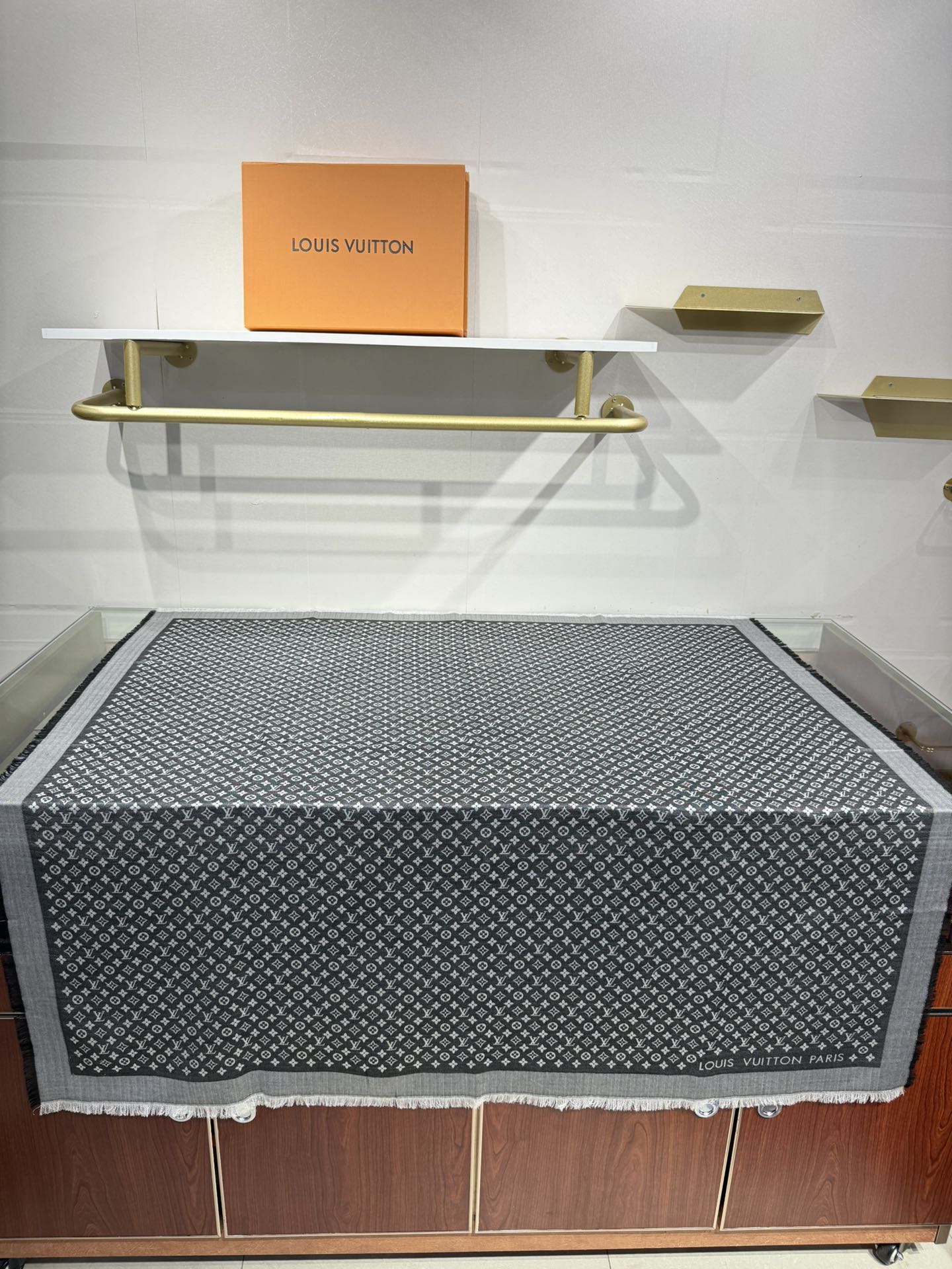 💟王牌口碑经典披肩，必入❗️围巾界的头牌鼻祖，姐妹们怎么都得给自己整一条‼️十六个色✨LV经典老花无银线