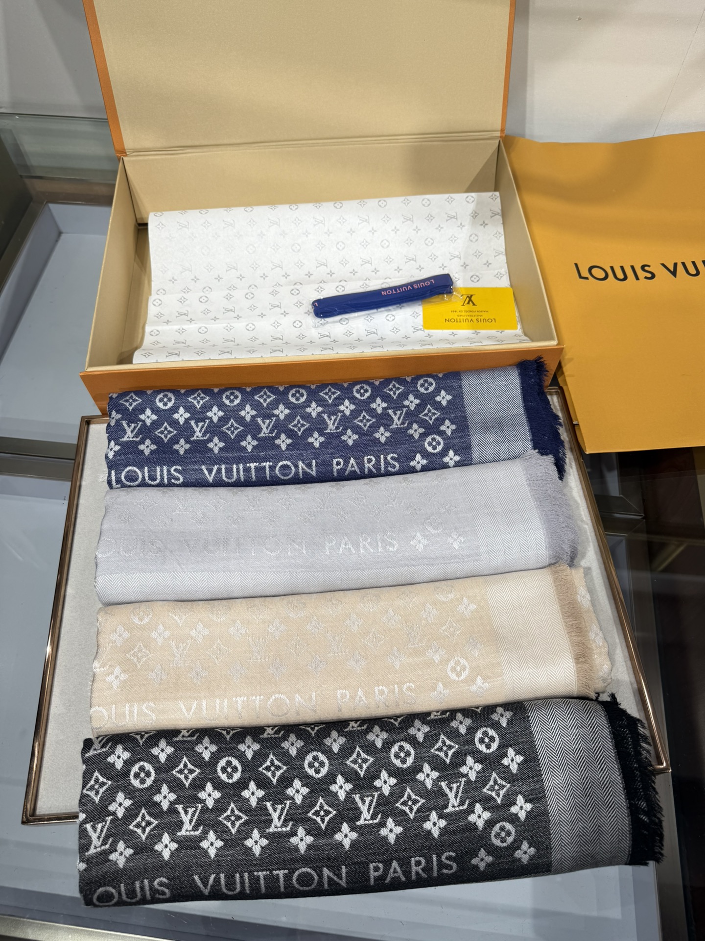 💟王牌口碑经典披肩，必入❗️围巾界的头牌鼻祖，姐妹们怎么都得给自己整一条‼️十六个色✨LV经典老花无银线