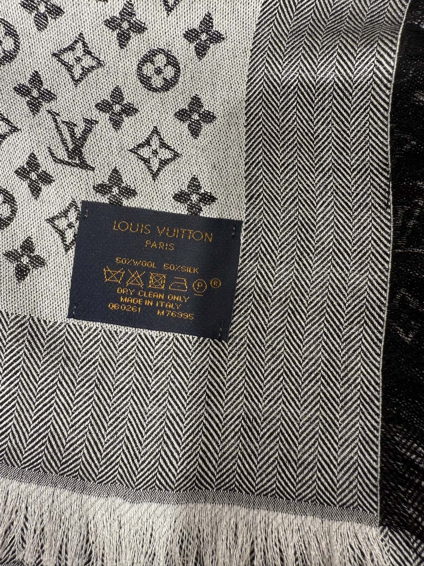 💟王牌口碑经典披肩，必入❗️围巾界的头牌鼻祖，姐妹们怎么都得给自己整一条‼️十六个色✨LV经典老花无银线