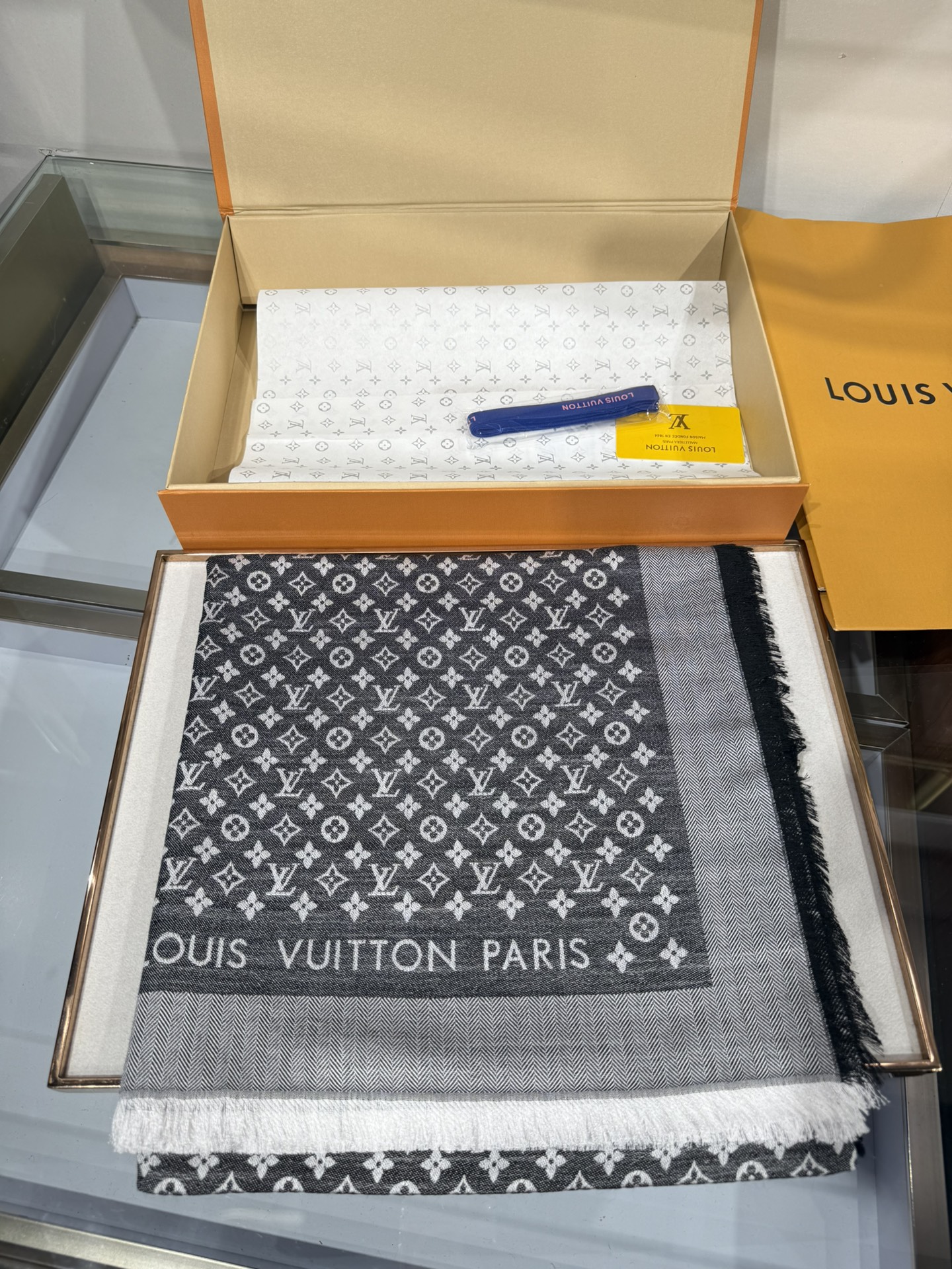 💟王牌口碑经典披肩，必入❗️围巾界的头牌鼻祖，姐妹们怎么都得给自己整一条‼️十六个色✨LV经典老花无银线