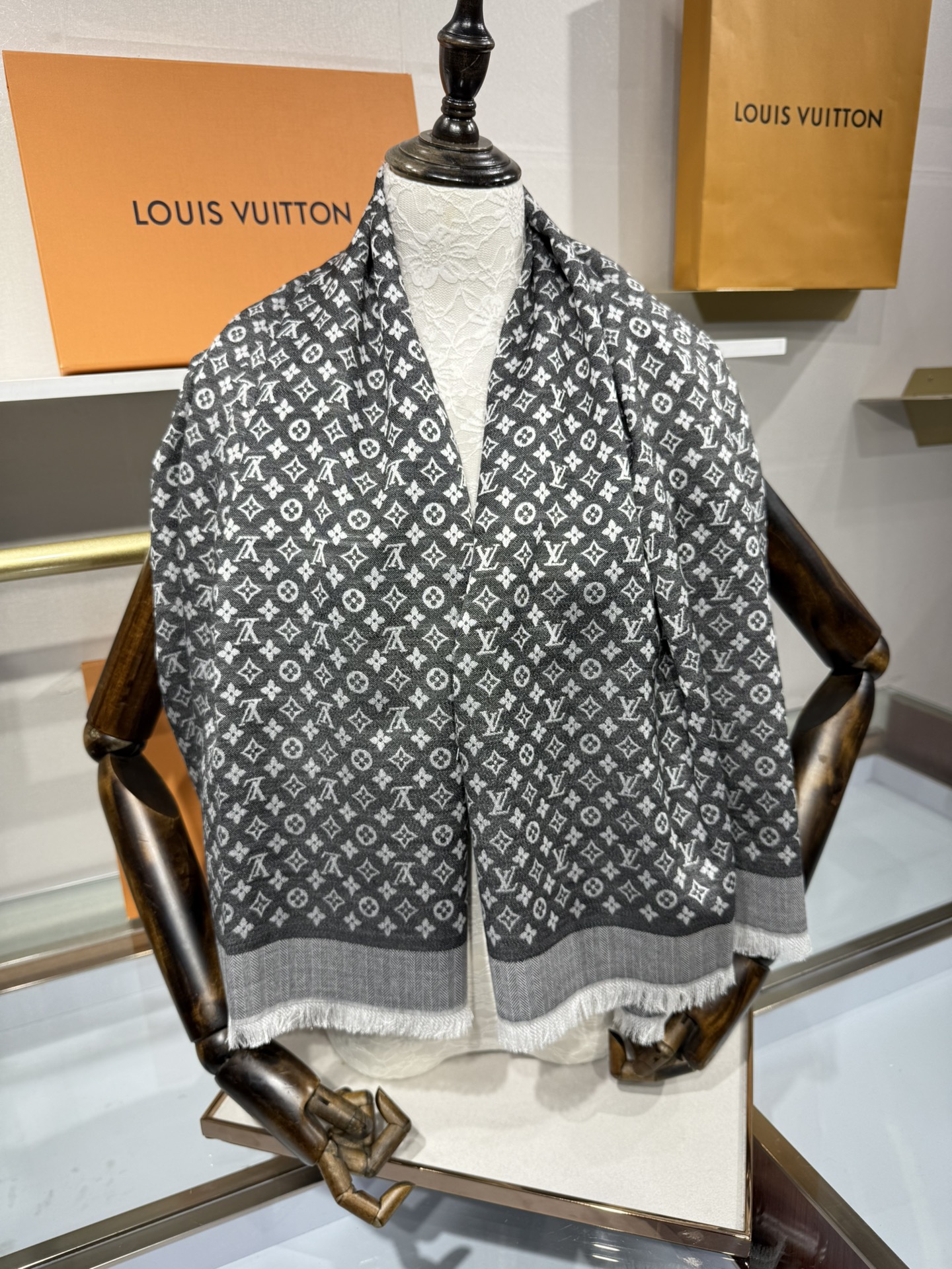 💟王牌口碑经典披肩，必入❗️围巾界的头牌鼻祖，姐妹们怎么都得给自己整一条‼️十六个色✨LV经典老花无银线