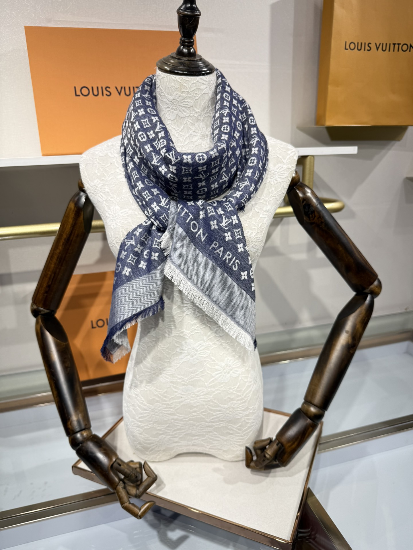 💟王牌口碑经典披肩，必入❗️围巾界的头牌鼻祖，姐妹们怎么都得给自己整一条‼️十六个色✨LV经典老花无银线