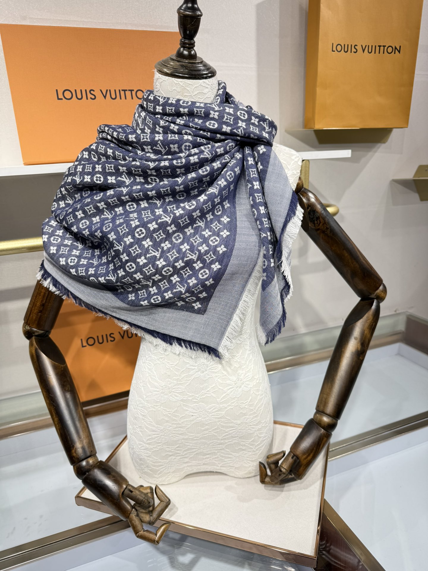 💟王牌口碑经典披肩，必入❗️围巾界的头牌鼻祖，姐妹们怎么都得给自己整一条‼️十六个色✨LV经典老花无银线