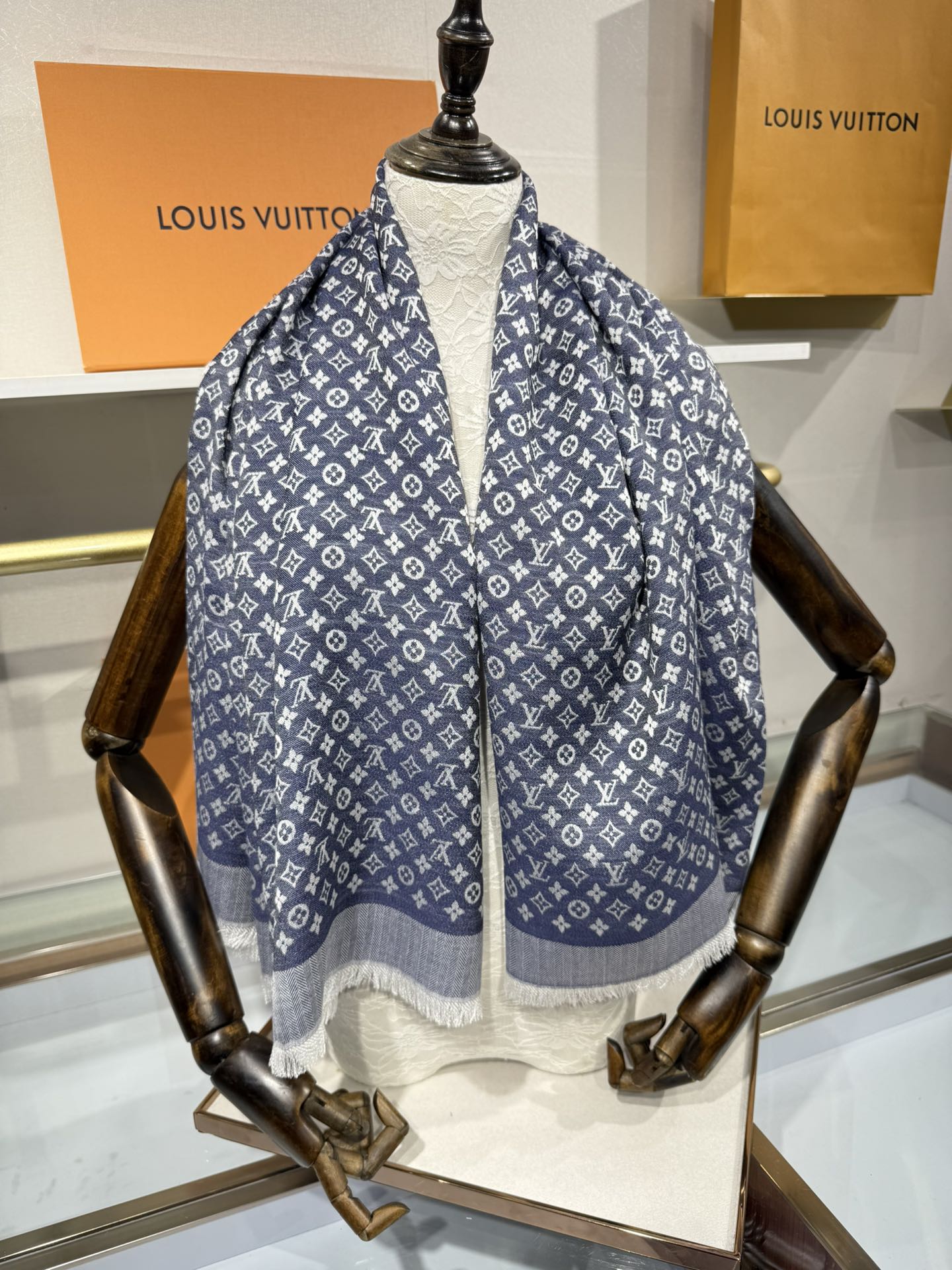 💟王牌口碑经典披肩，必入❗️围巾界的头牌鼻祖，姐妹们怎么都得给自己整一条‼️十六个色✨LV经典老花无银线