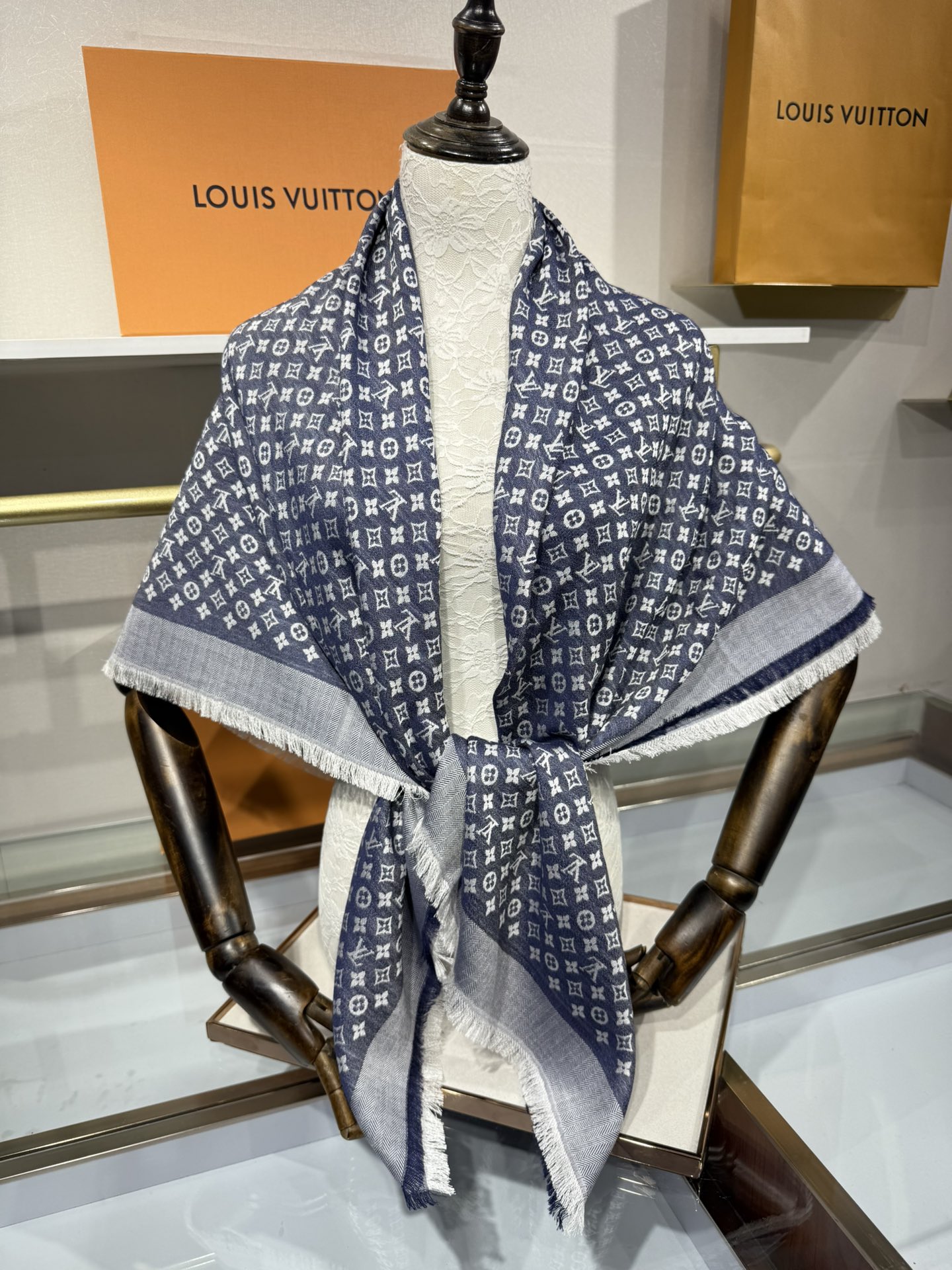 💟王牌口碑经典披肩，必入❗️围巾界的头牌鼻祖，姐妹们怎么都得给自己整一条‼️十六个色✨LV经典老花无银线