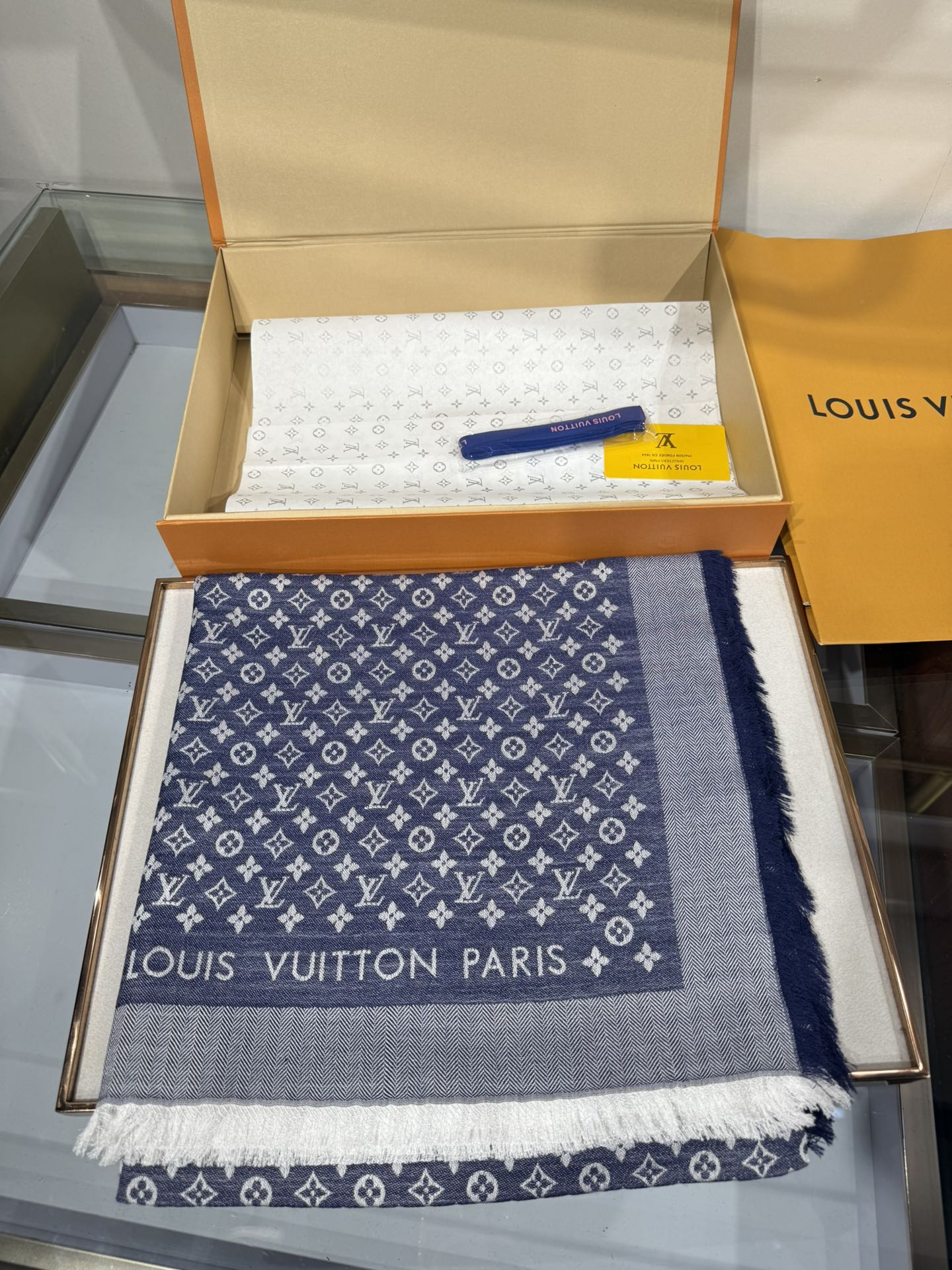 💟王牌口碑经典披肩，必入❗️围巾界的头牌鼻祖，姐妹们怎么都得给自己整一条‼️十六个色✨LV经典老花无银线