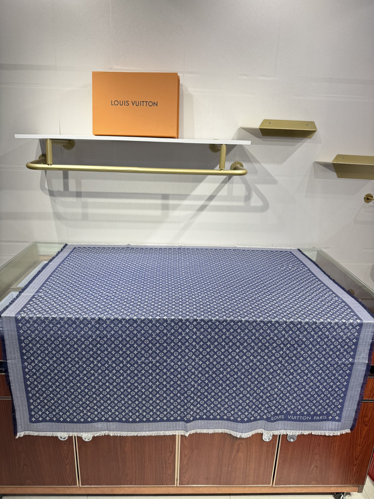 💟王牌口碑经典披肩，必入❗️围巾界的头牌鼻祖，姐妹们怎么都得给自己整一条‼️十六个色✨LV经典老花无银线