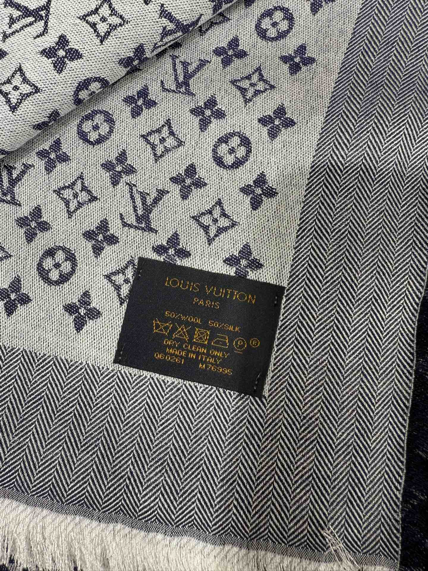 💟王牌口碑经典披肩，必入❗️围巾界的头牌鼻祖，姐妹们怎么都得给自己整一条‼️十六个色✨LV经典老花无银线