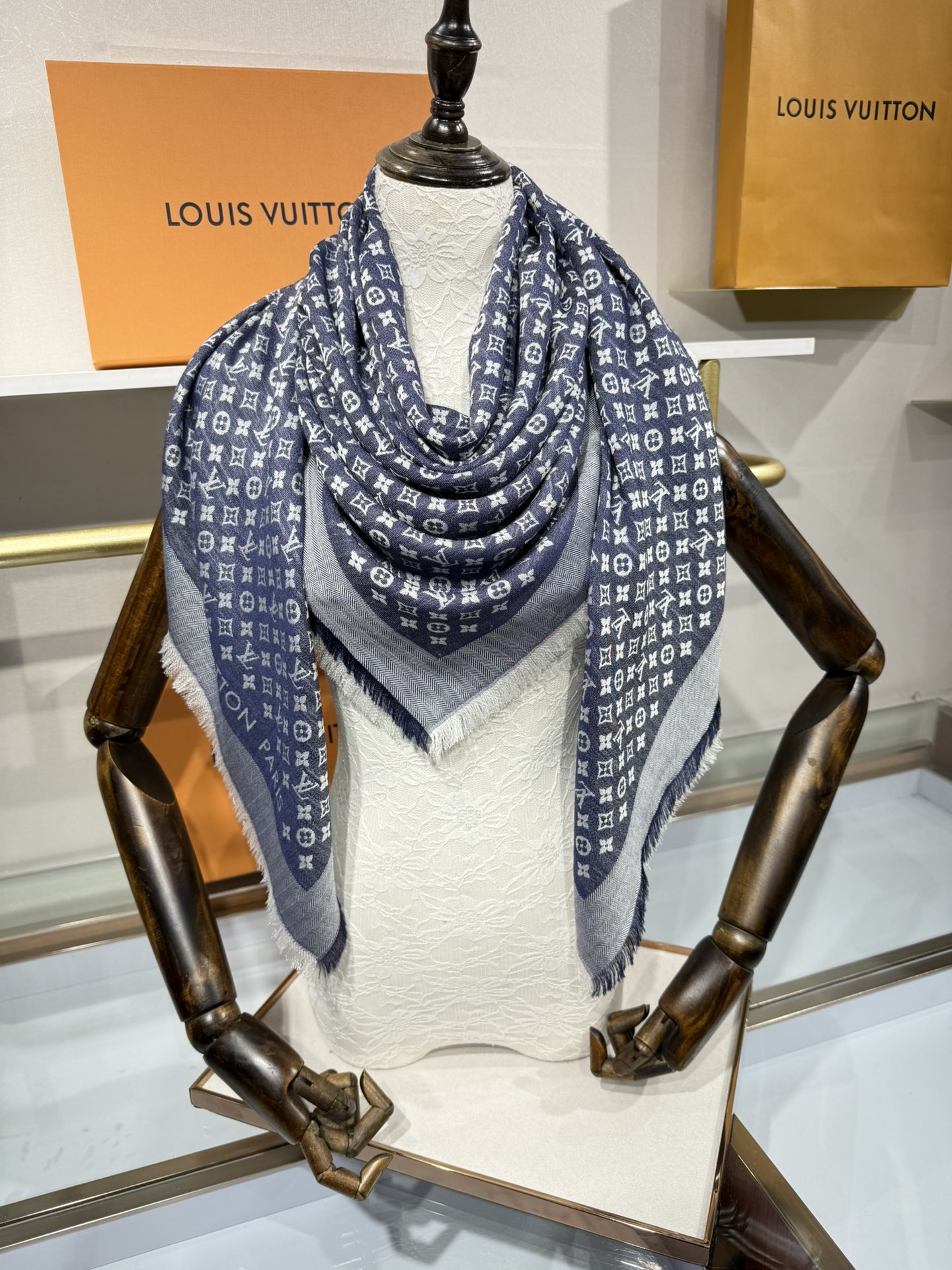 💟王牌口碑经典披肩，必入❗️围巾界的头牌鼻祖，姐妹们怎么都得给自己整一条‼️十六个色✨LV经典老花无银线