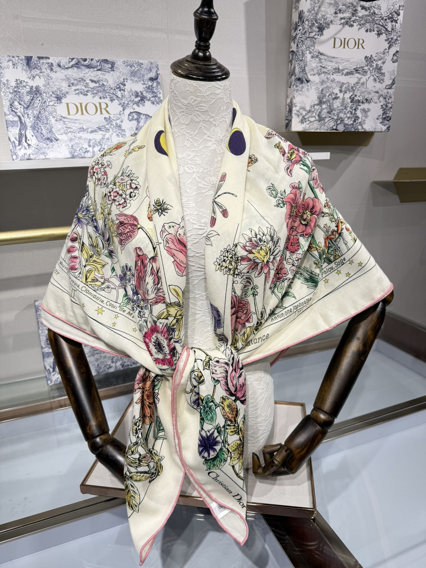 💟Dior 双面同色丝毛印花方巾140丝绒面料多色 Dior Astral Flowers这款方巾饰以 