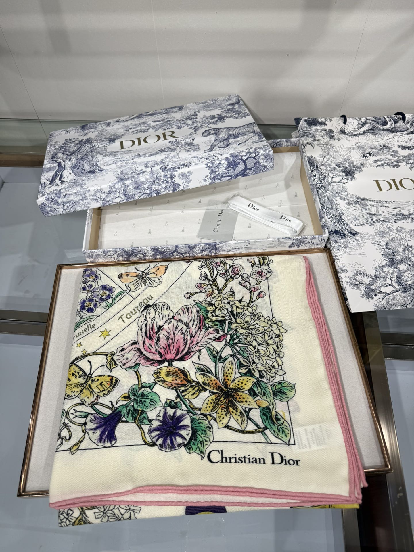 💟Dior 双面同色丝毛印花方巾140丝绒面料多色 Dior Astral Flowers这款方巾饰以 