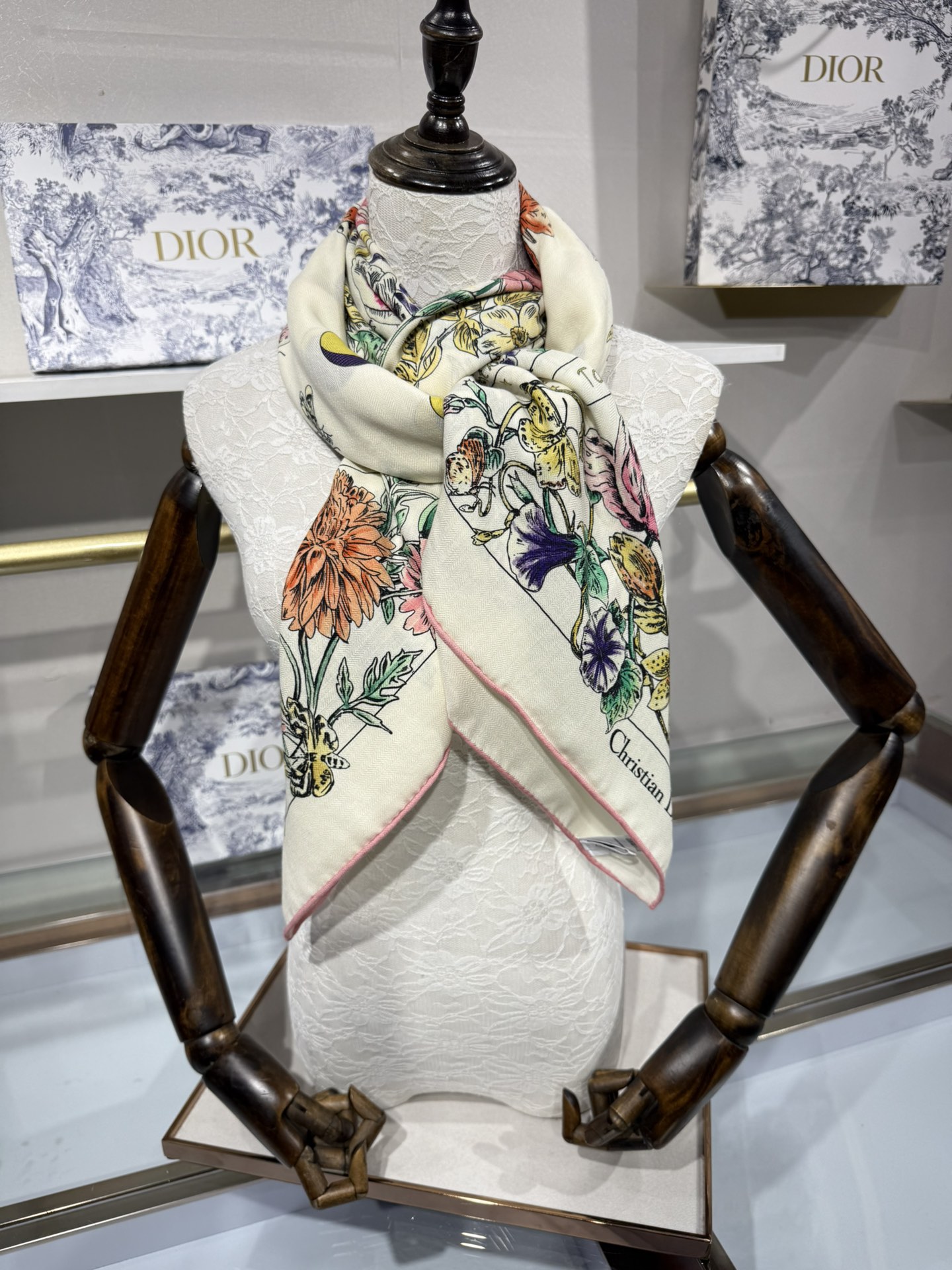 💟Dior 双面同色丝毛印花方巾140丝绒面料多色 Dior Astral Flowers这款方巾饰以 